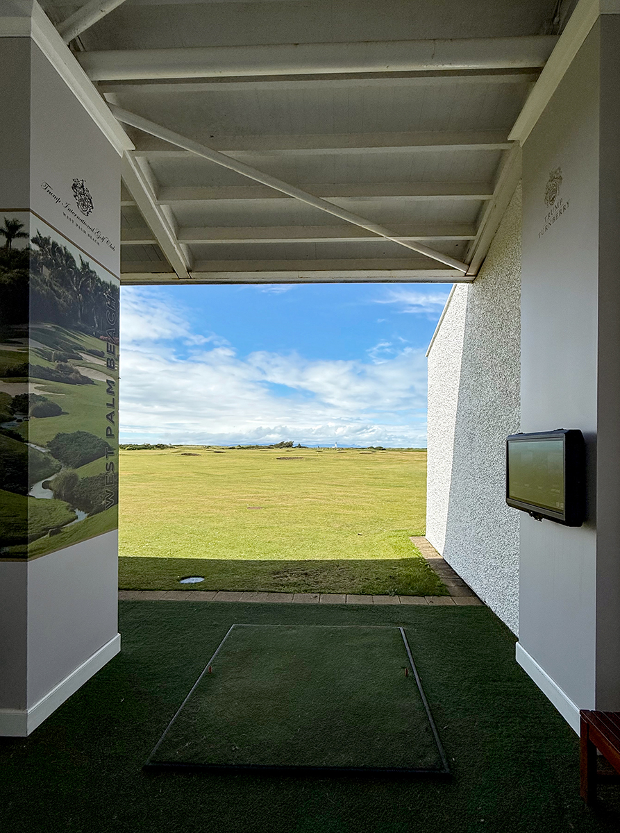 Driving Range Golfplatz mit Blick auf den Himmel