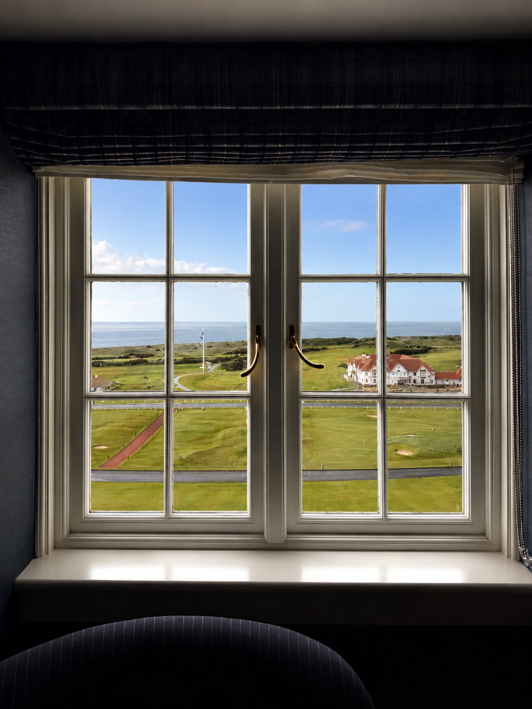 Blick aus dem Fenster auf Landschaft