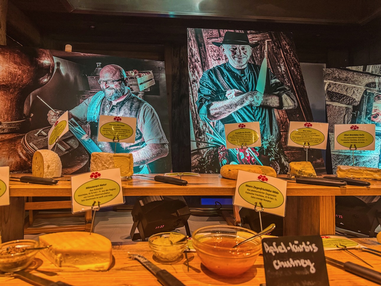 Käseplatte mit verschiedenen Sorten.