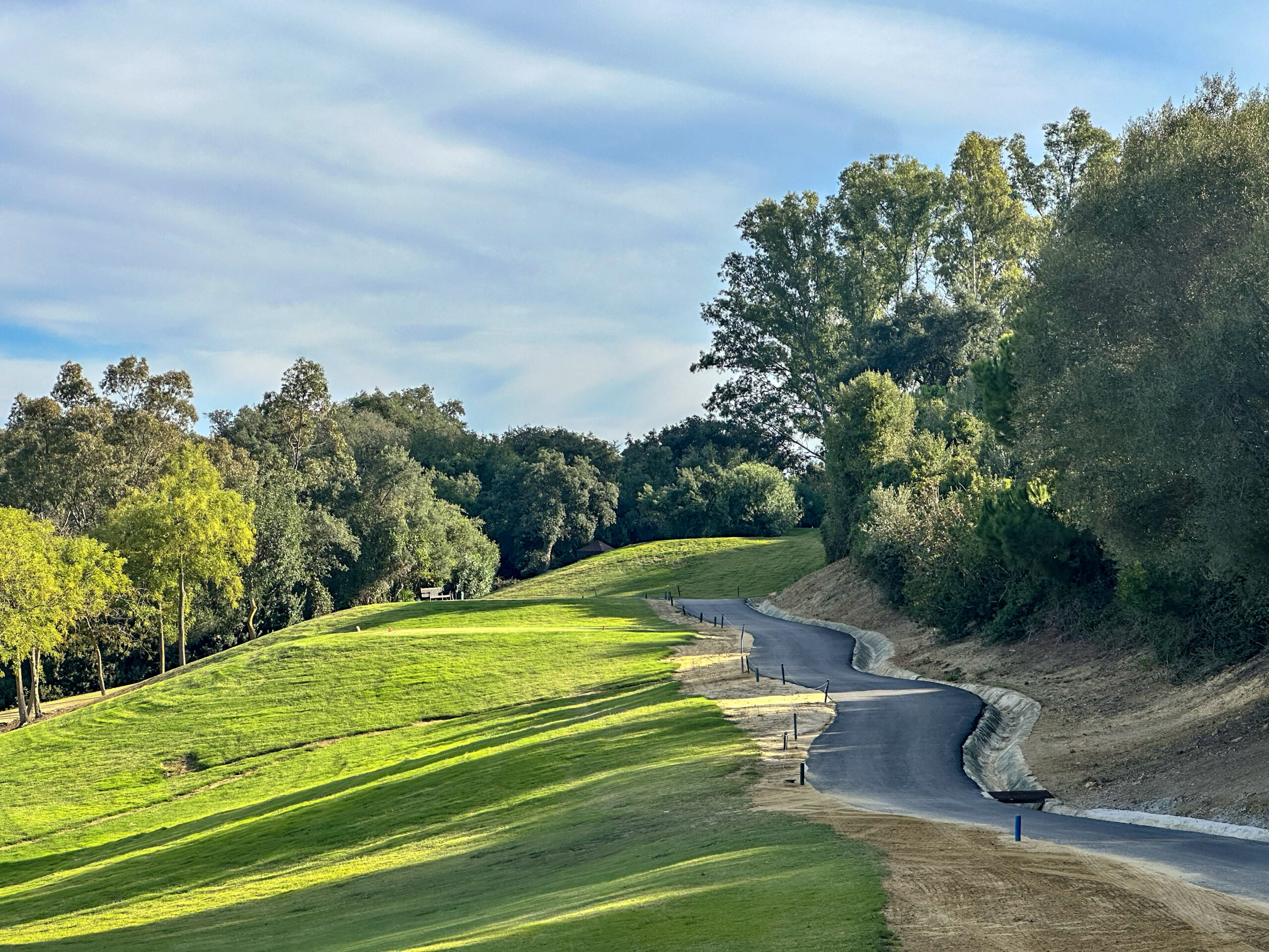 Golfbahn mit Cartweg im The Alto Golf Sotogrande