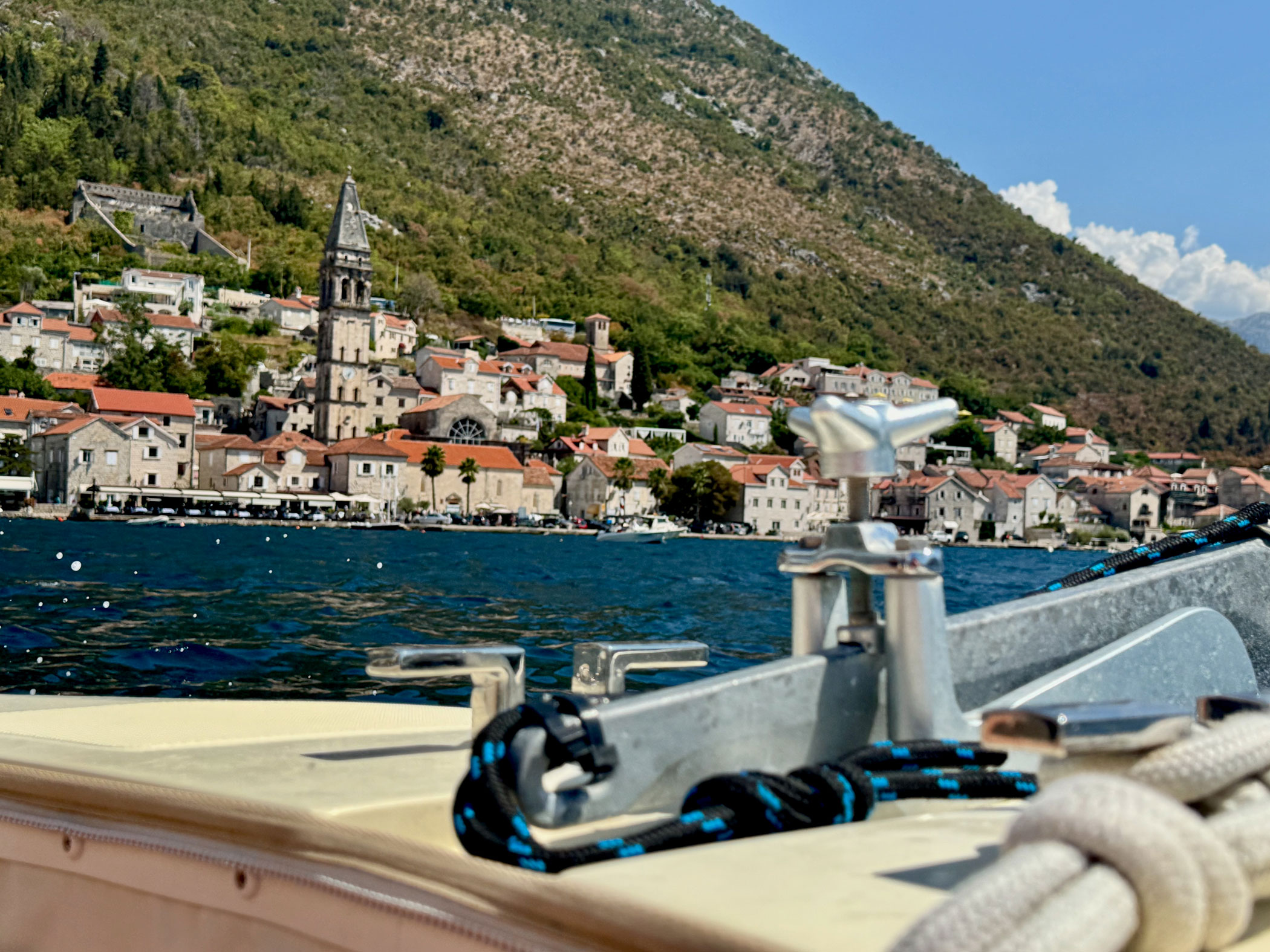 Blick auf Küstenstadt in Montenegro.