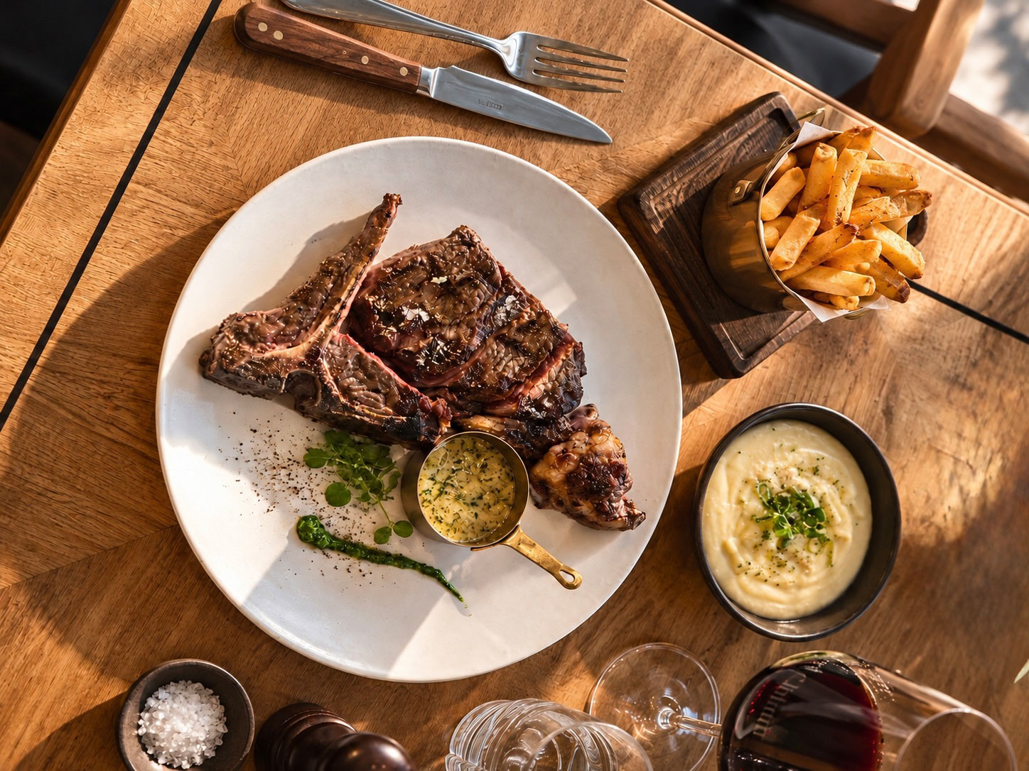 Steak mit Pommes im Char’d Grill & Wine Bar in Hermanus