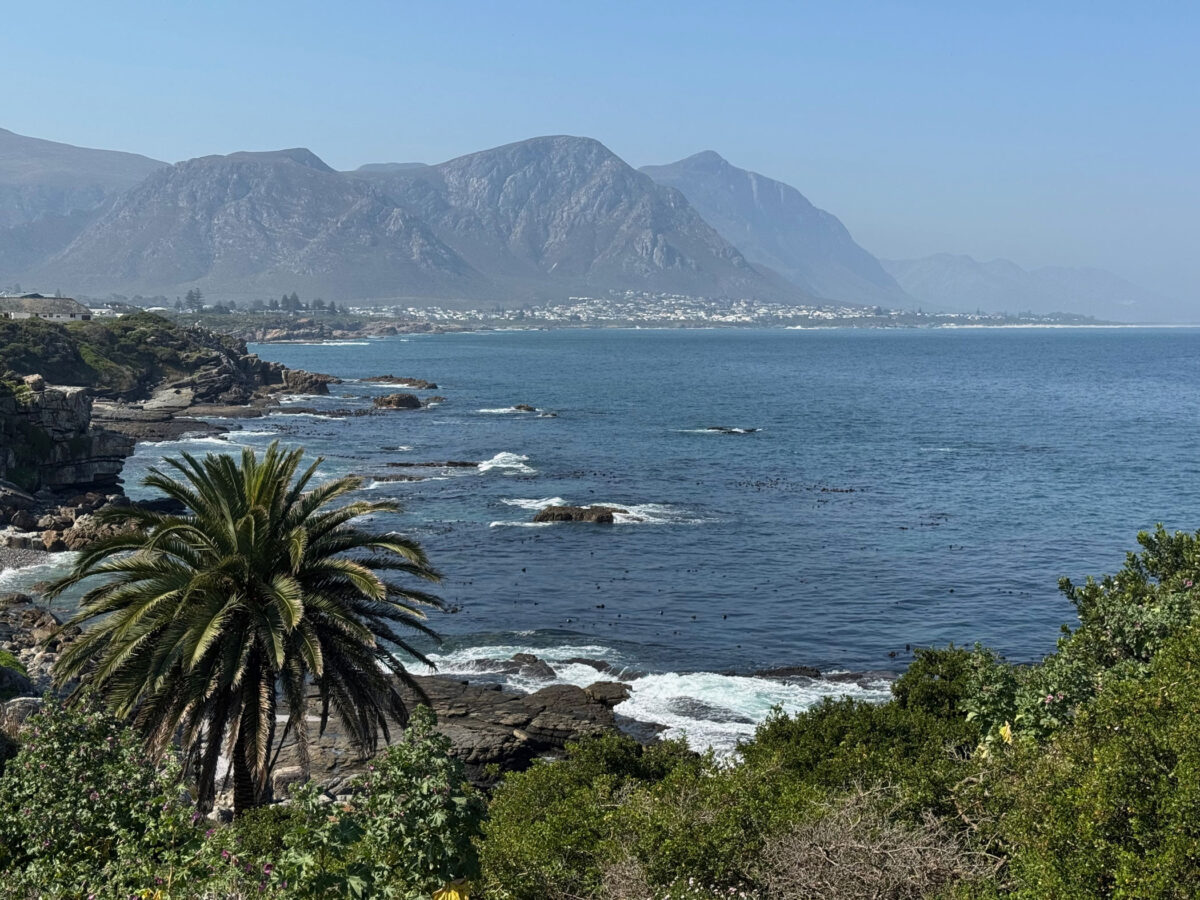 Panorama der Walker Bay mit Bergen vom Hermanus Cliff Path