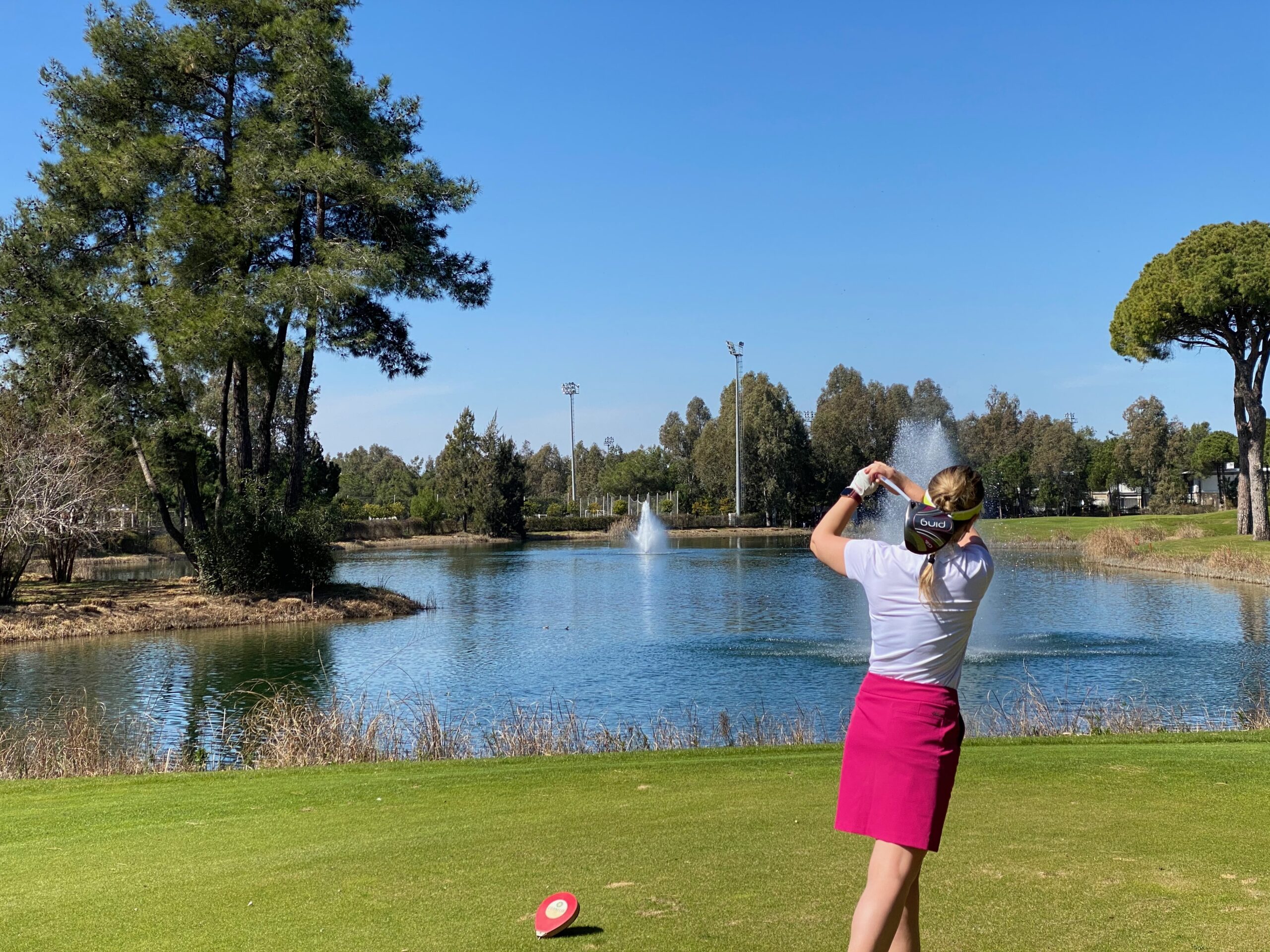 Abschlag über Wasserhindernis auf dem Faldo’s Choice Golfplatz