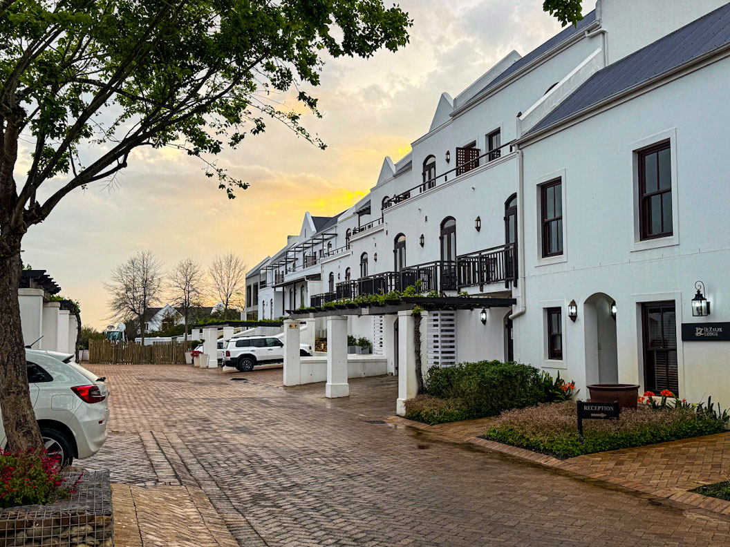 Aussenansicht der De Zalze Lodge Stellenbosch am Abend