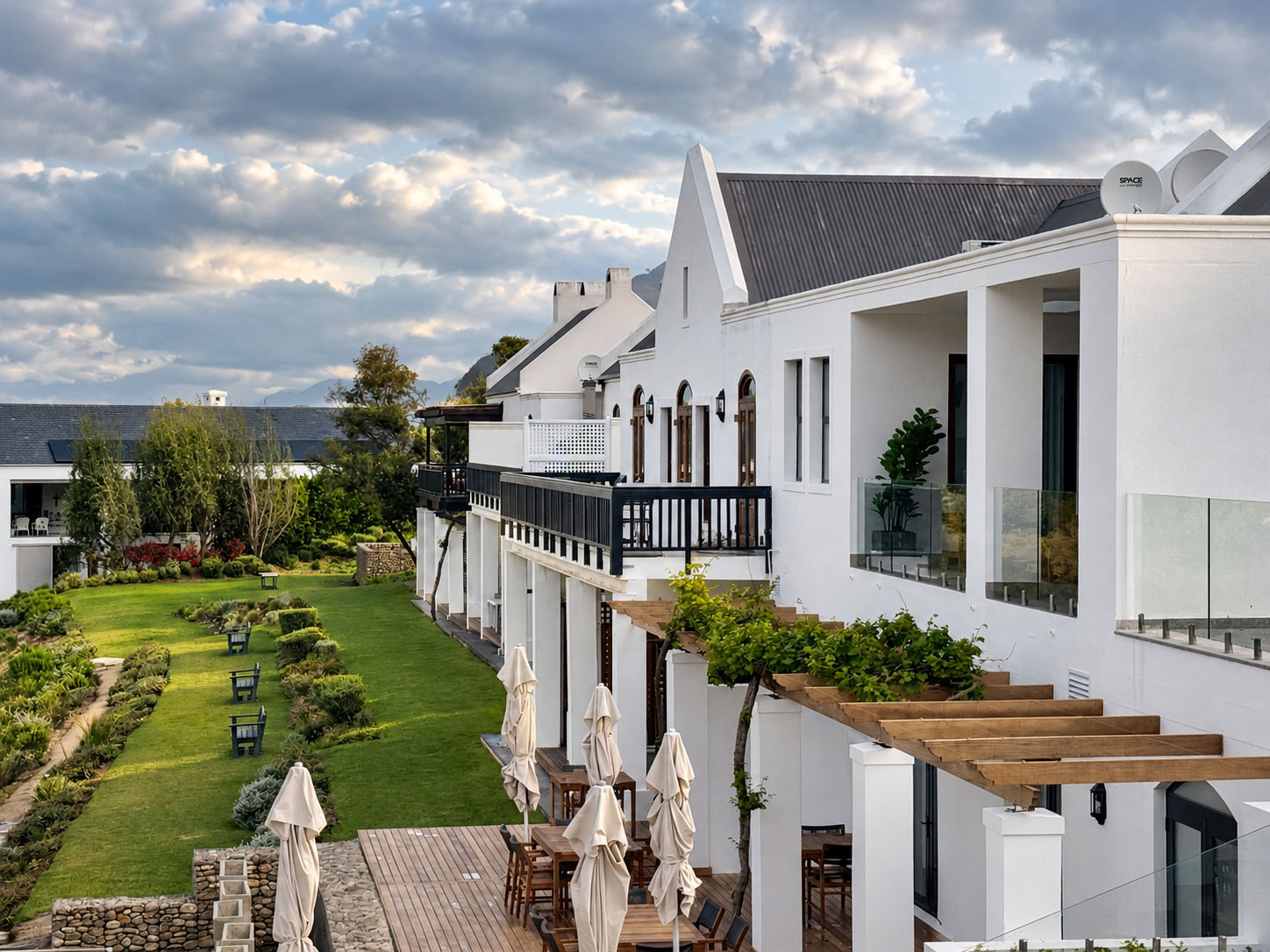 De Zalze Lodge in Stellenbosch mit weisser Cape-Dutch-Architektur