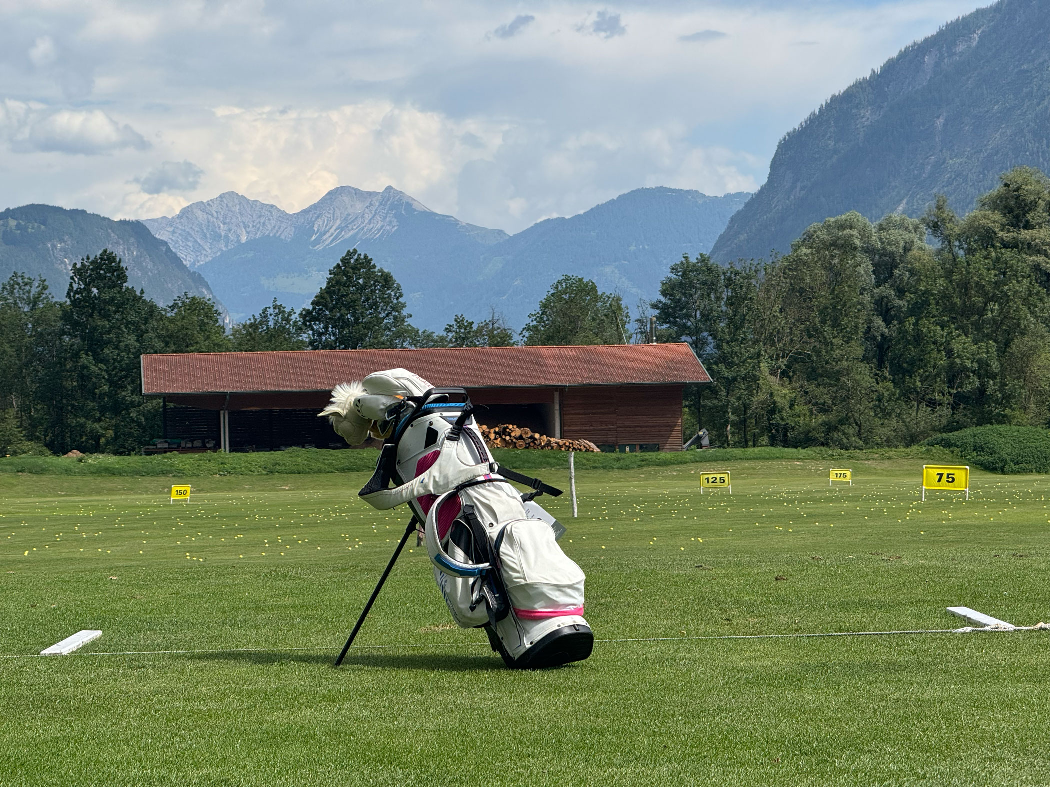 golftasche auf driving range dolomitengolf