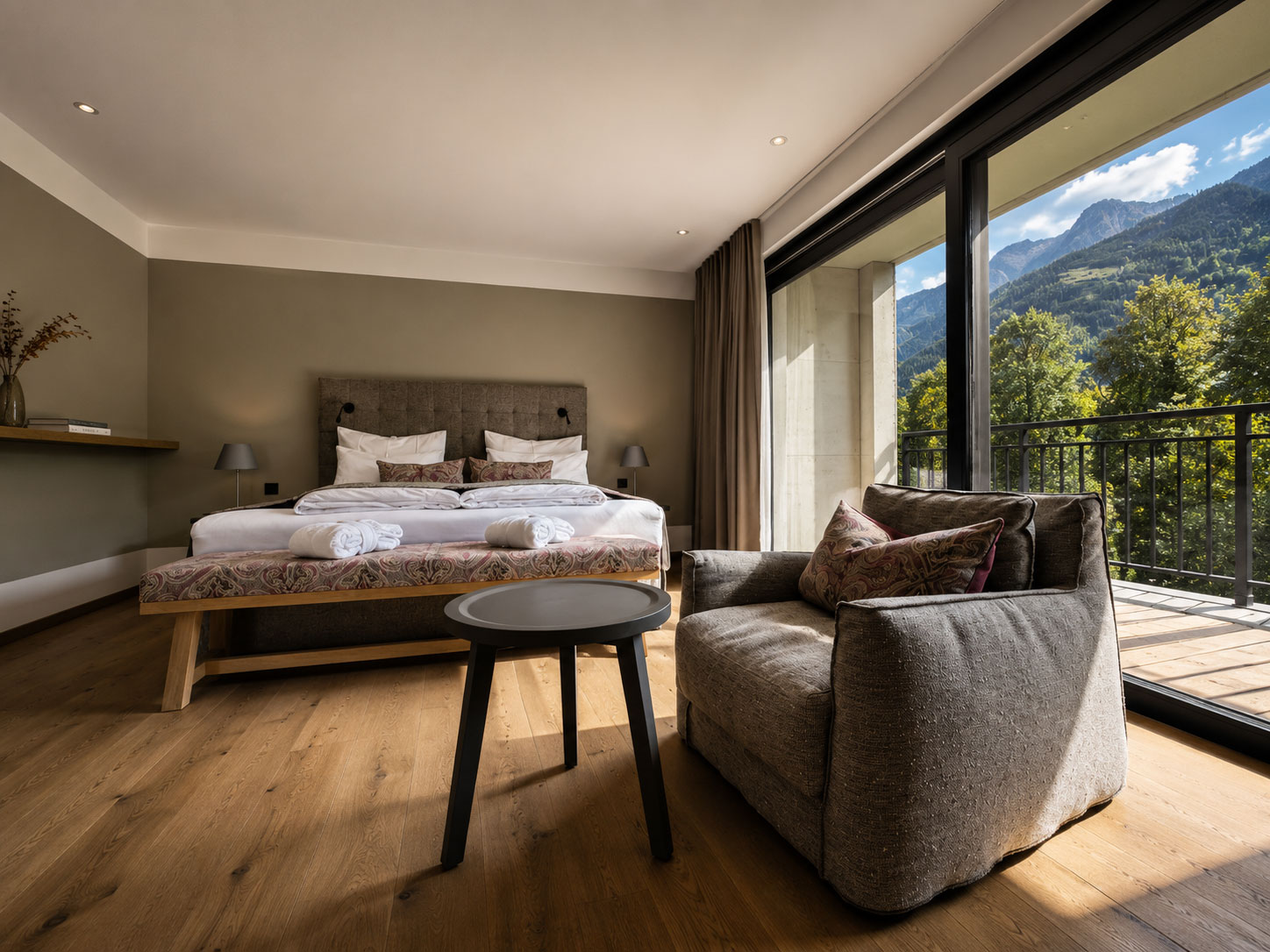 elegantes hotelzimmer mit bergblick