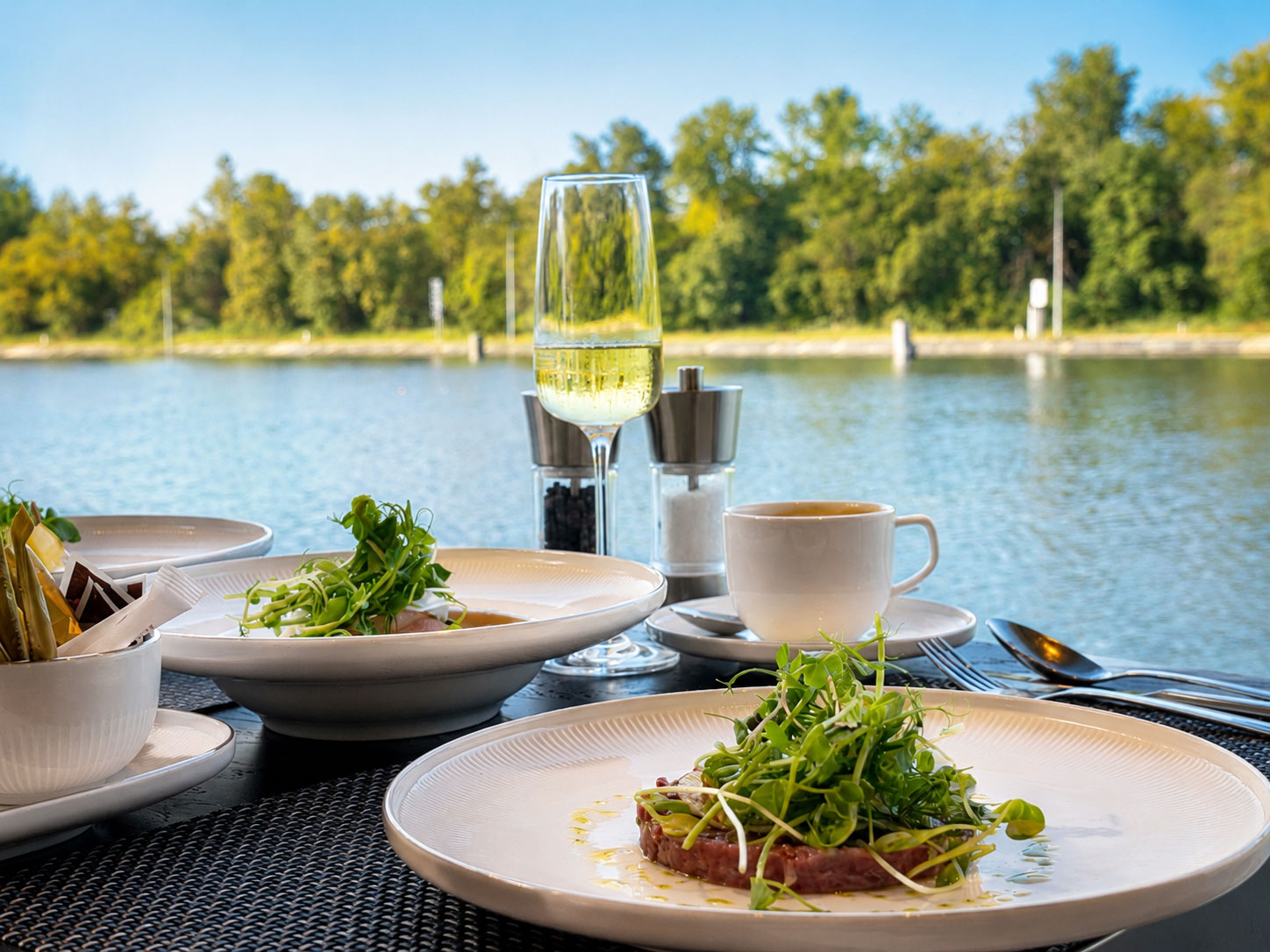Frühstück mit Blick auf den Fluss.