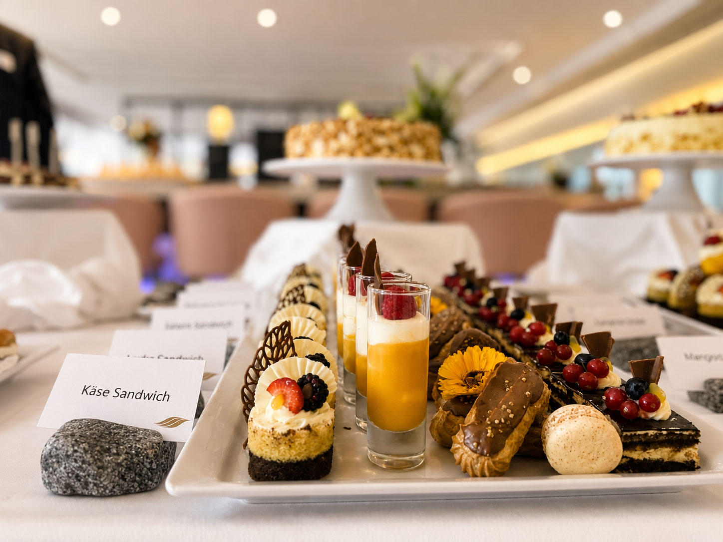 Leckereien auf einem eleganten Buffet