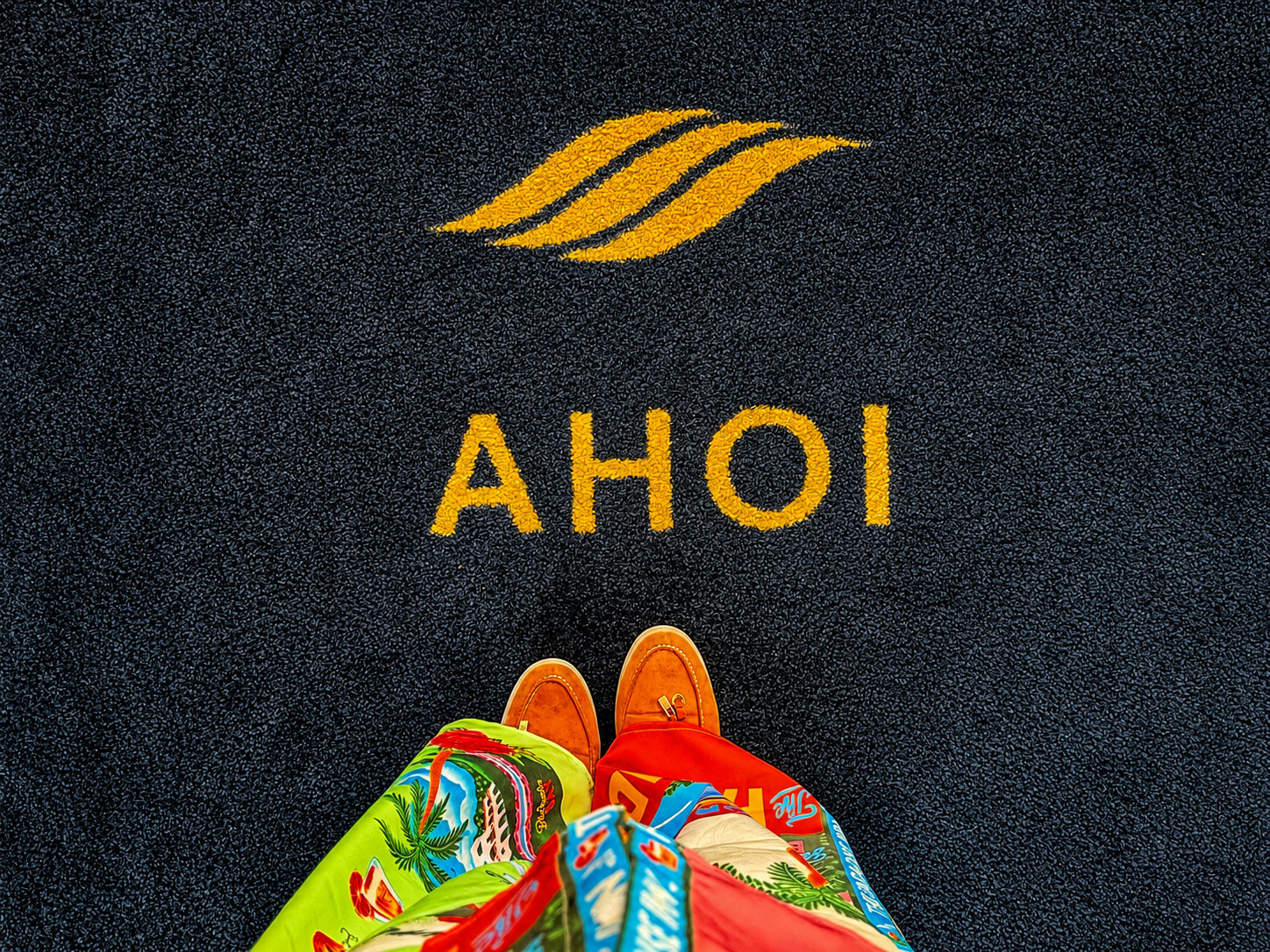 Boden mit AHOI-Schriftzug und Schuhen
