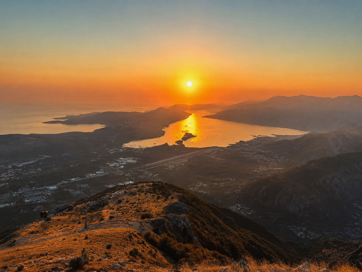 Panoramablick vom Forza Kuk auf die Bucht von Kotor bei Sonnenuntergang