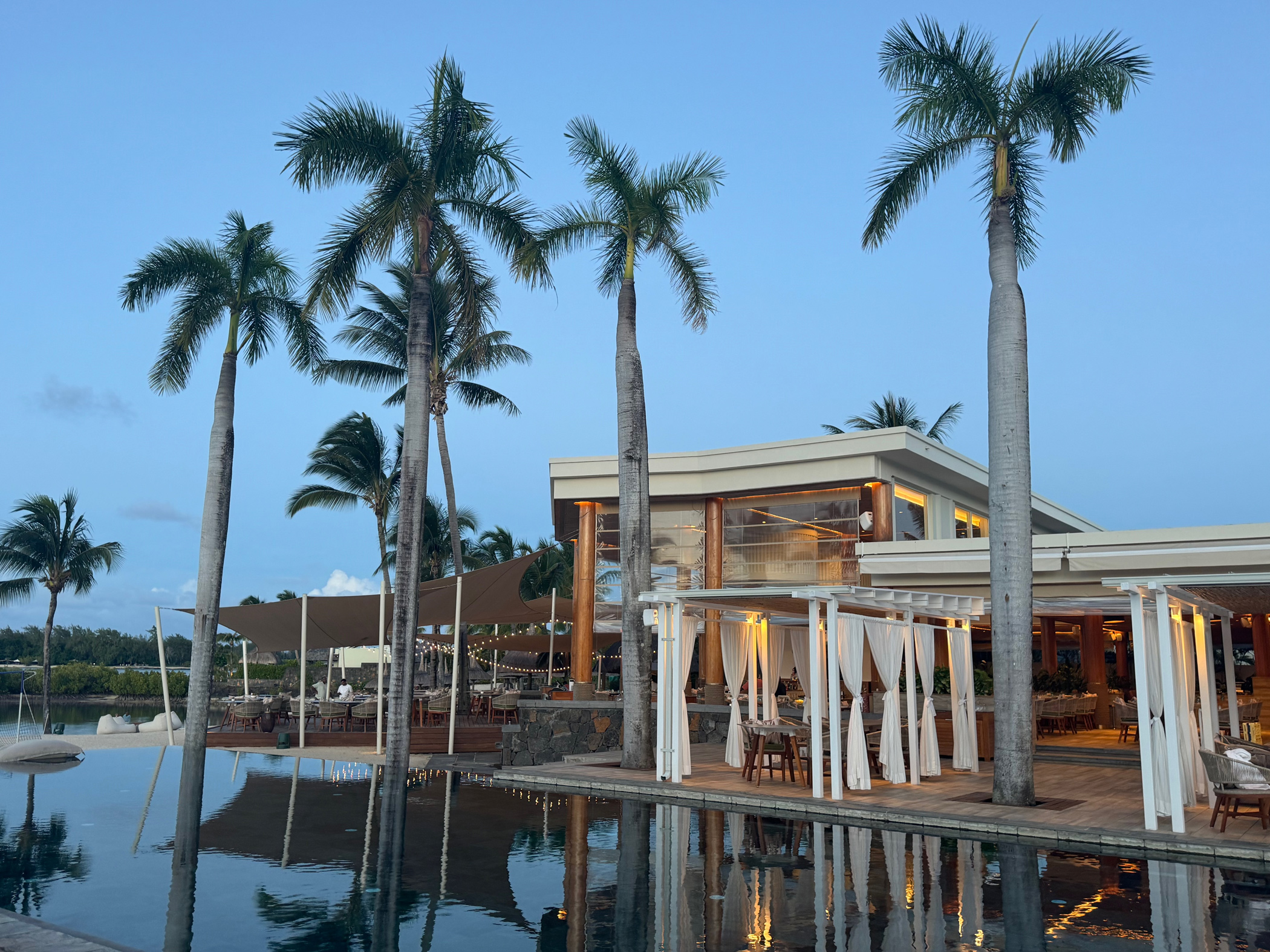 Luxuriöses Resort mit Palmen und Pool