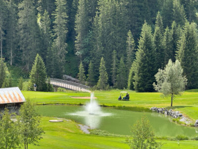 Golfplatz mit Teich und Brücke
