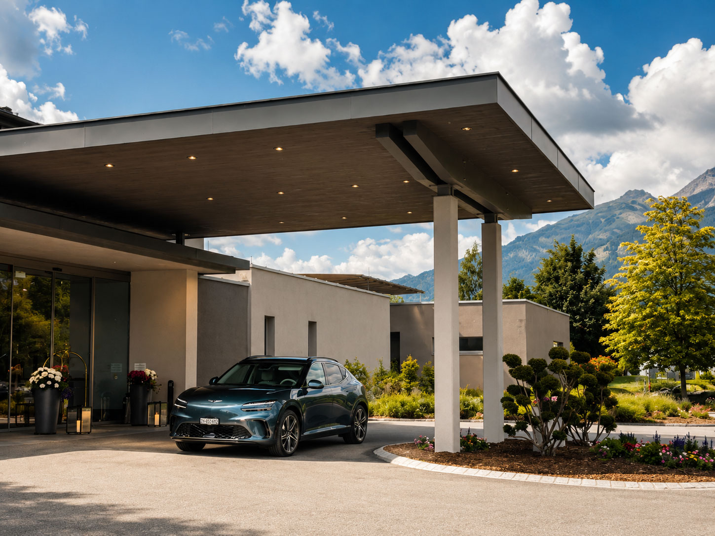 eingangsbereich vom hotel mit auto