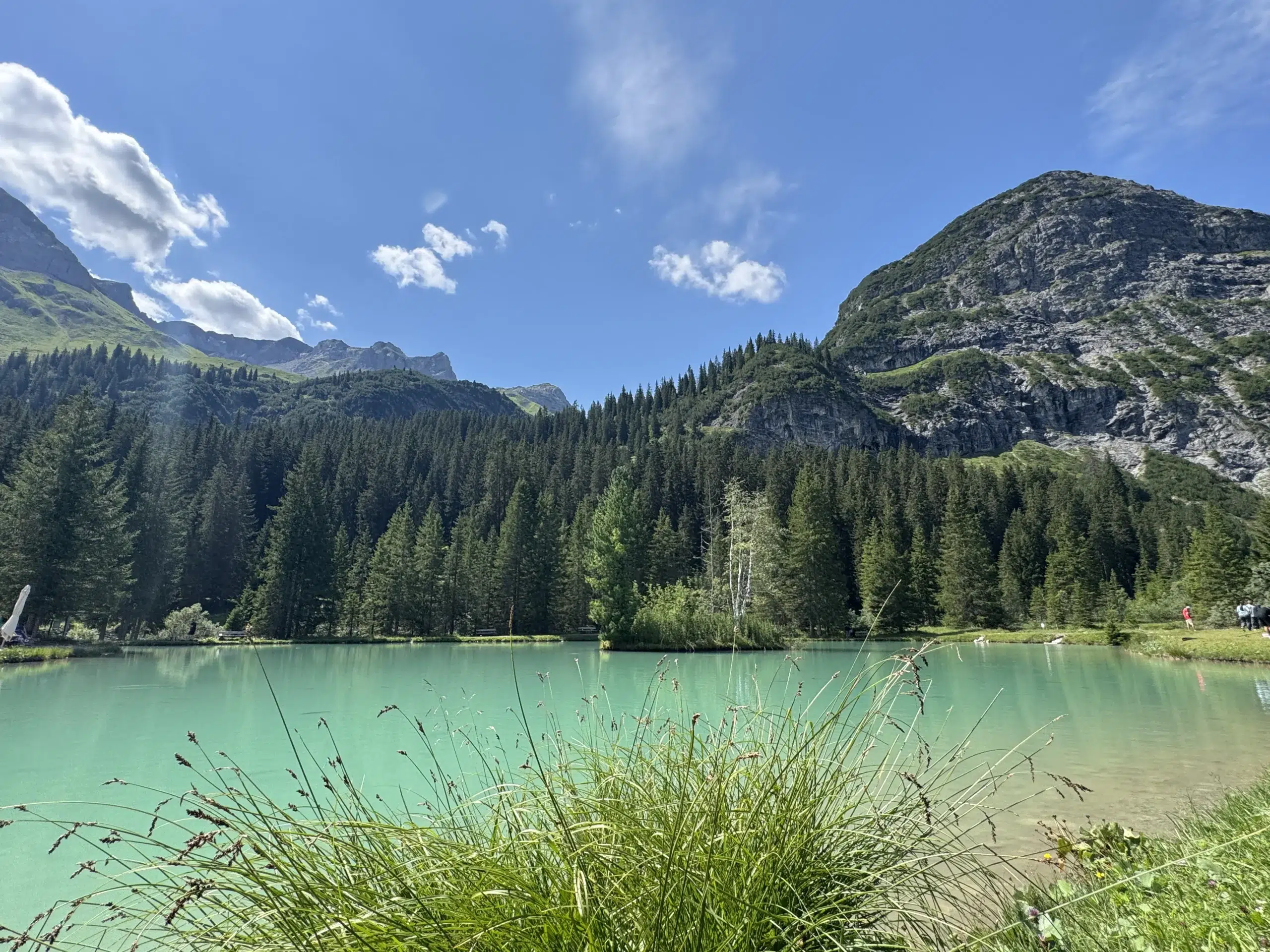 Türkisblauer See umgeben von Bergen