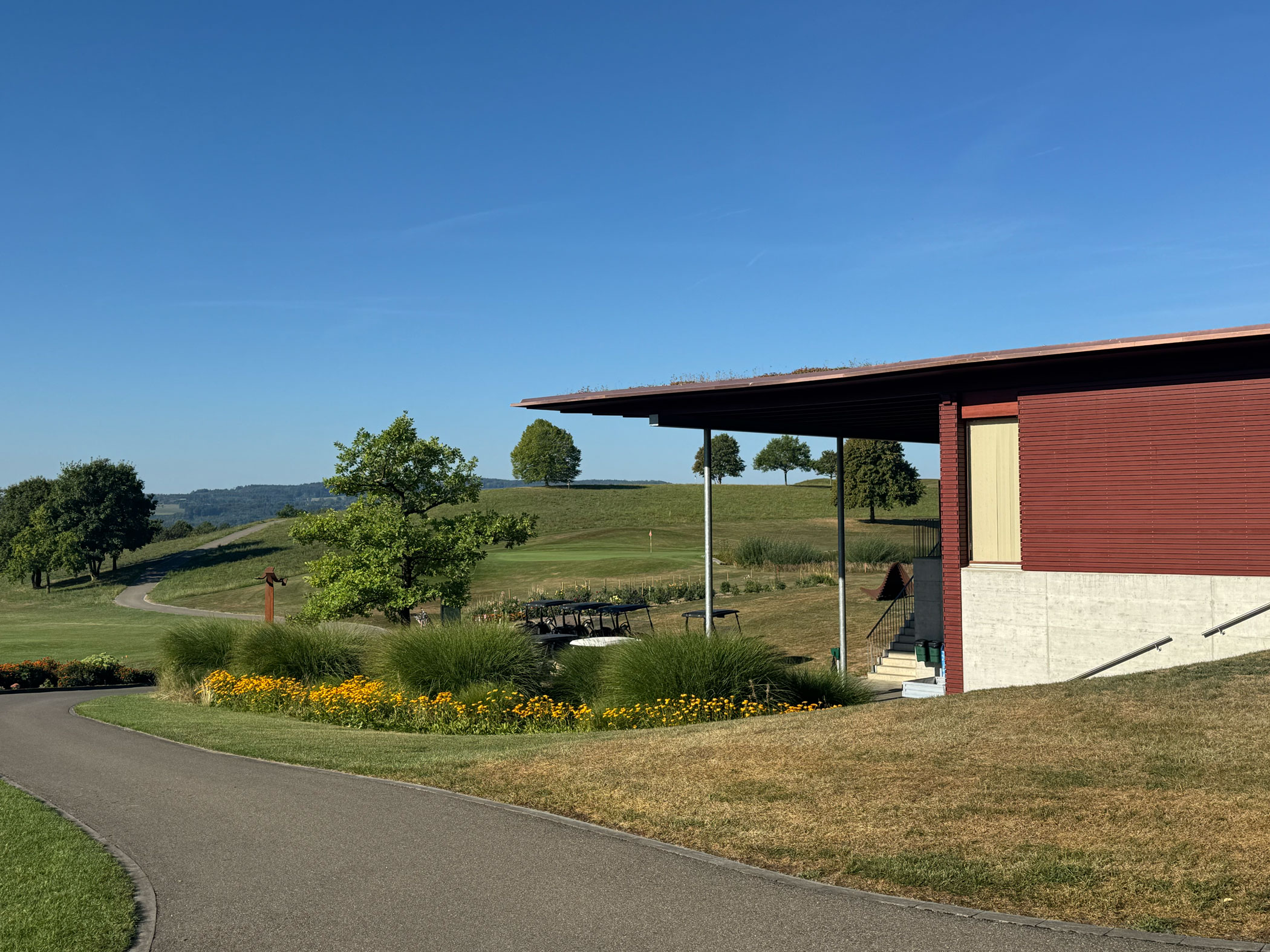 Golfplatz mit modernem Clubhaus