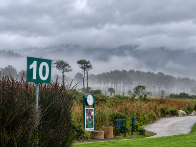 Abschlag an Loch 10 des Hermanus Golf Club unter bewölktem Himmel