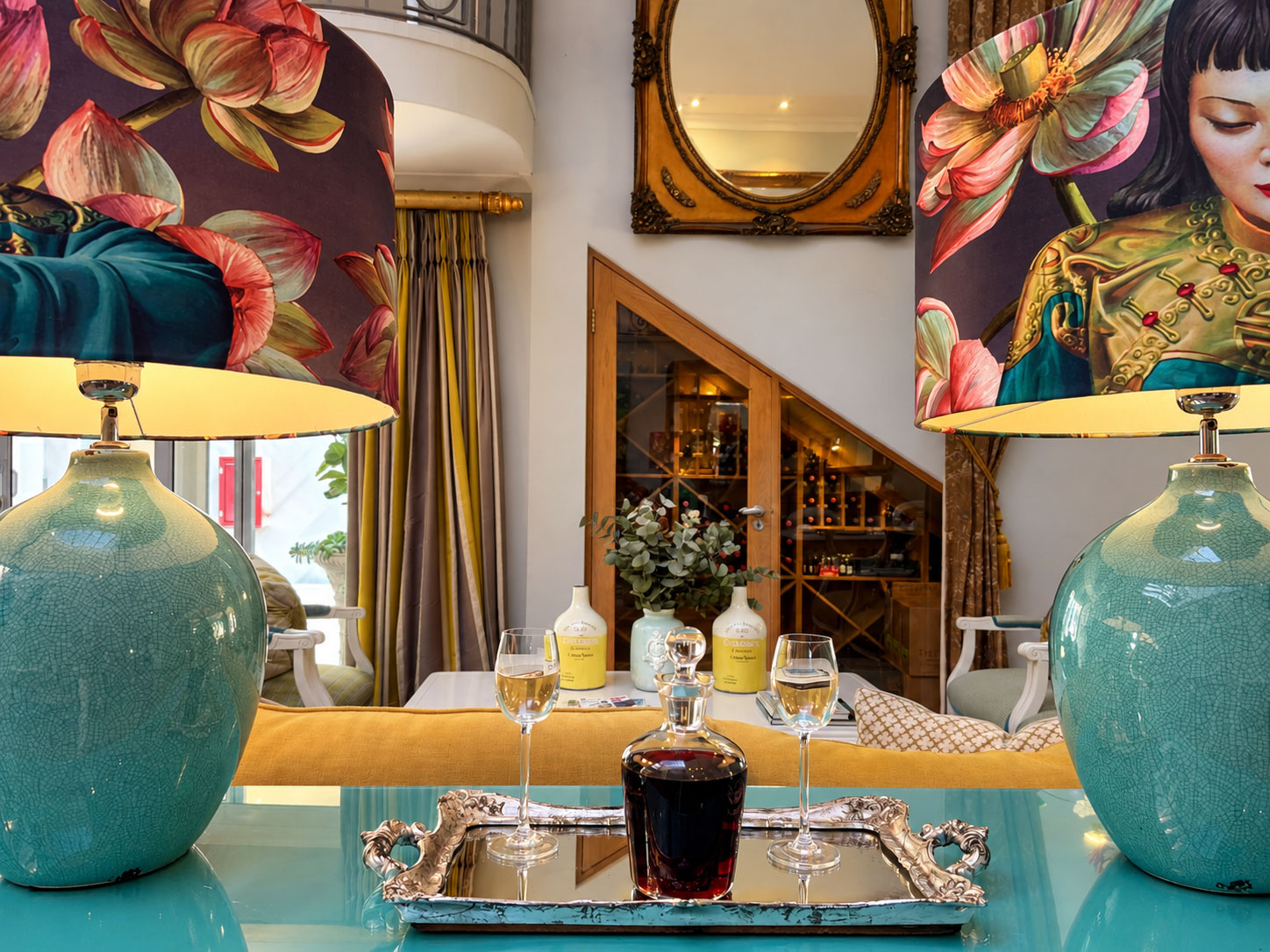 Farbenfrohes Interieur im Hermanus Guest House in Südafrika mit floralen Lampenschirmen