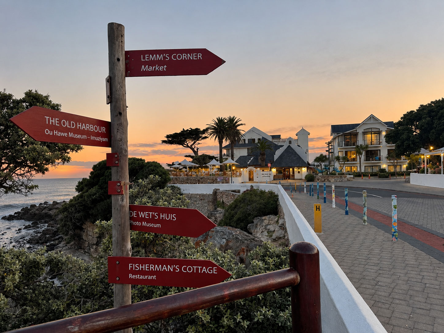 Wegweiser im Zentrum von Hermanus bei Sonnenuntergang in Südafrika