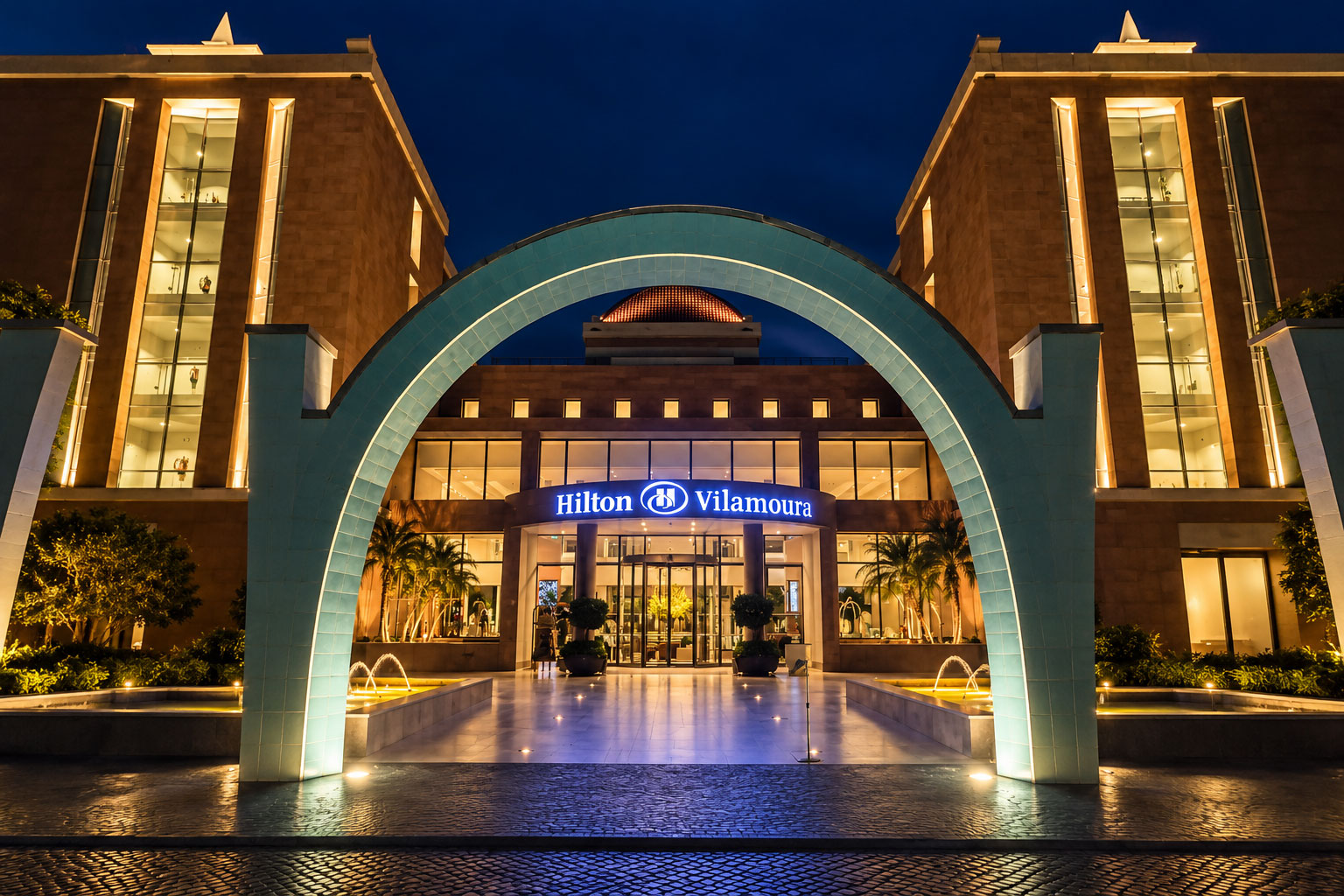 Luxuriöses Hotel bei Nacht beleuchtet