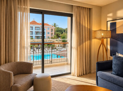 Helles Zimmer mit Blick auf Pool.