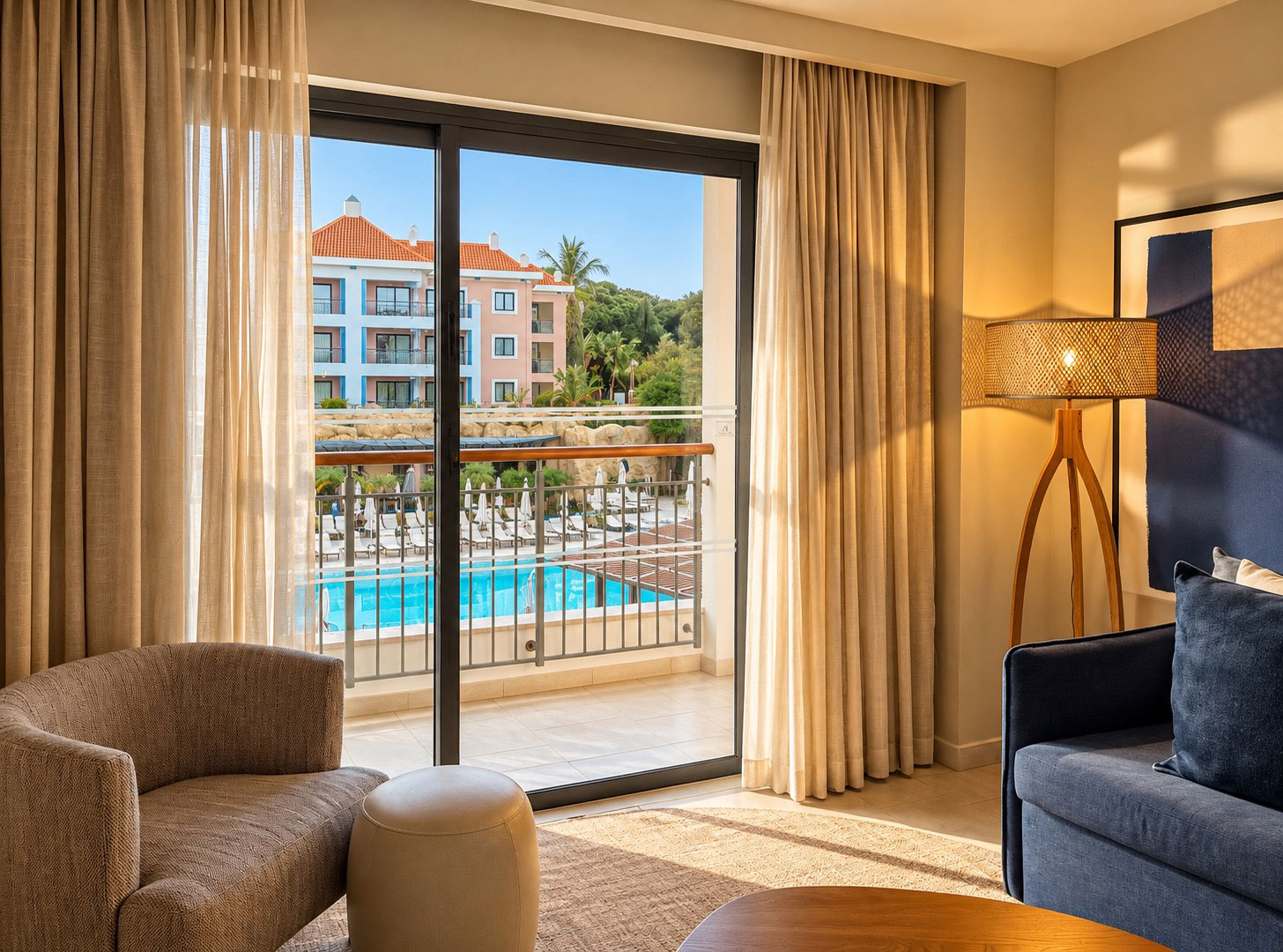 Helles Zimmer mit Blick auf Pool.