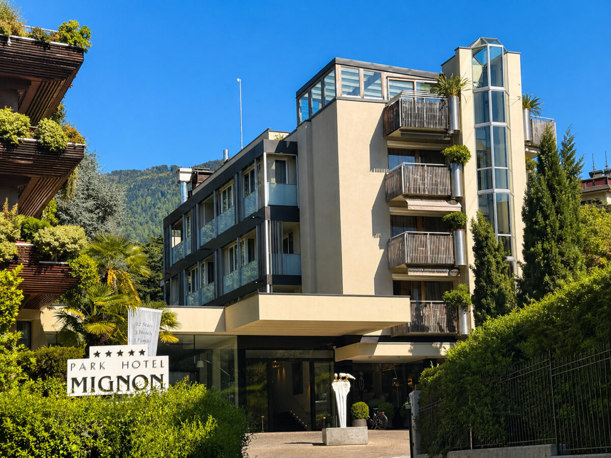 Modernes Hotel mit grüner Umgebung