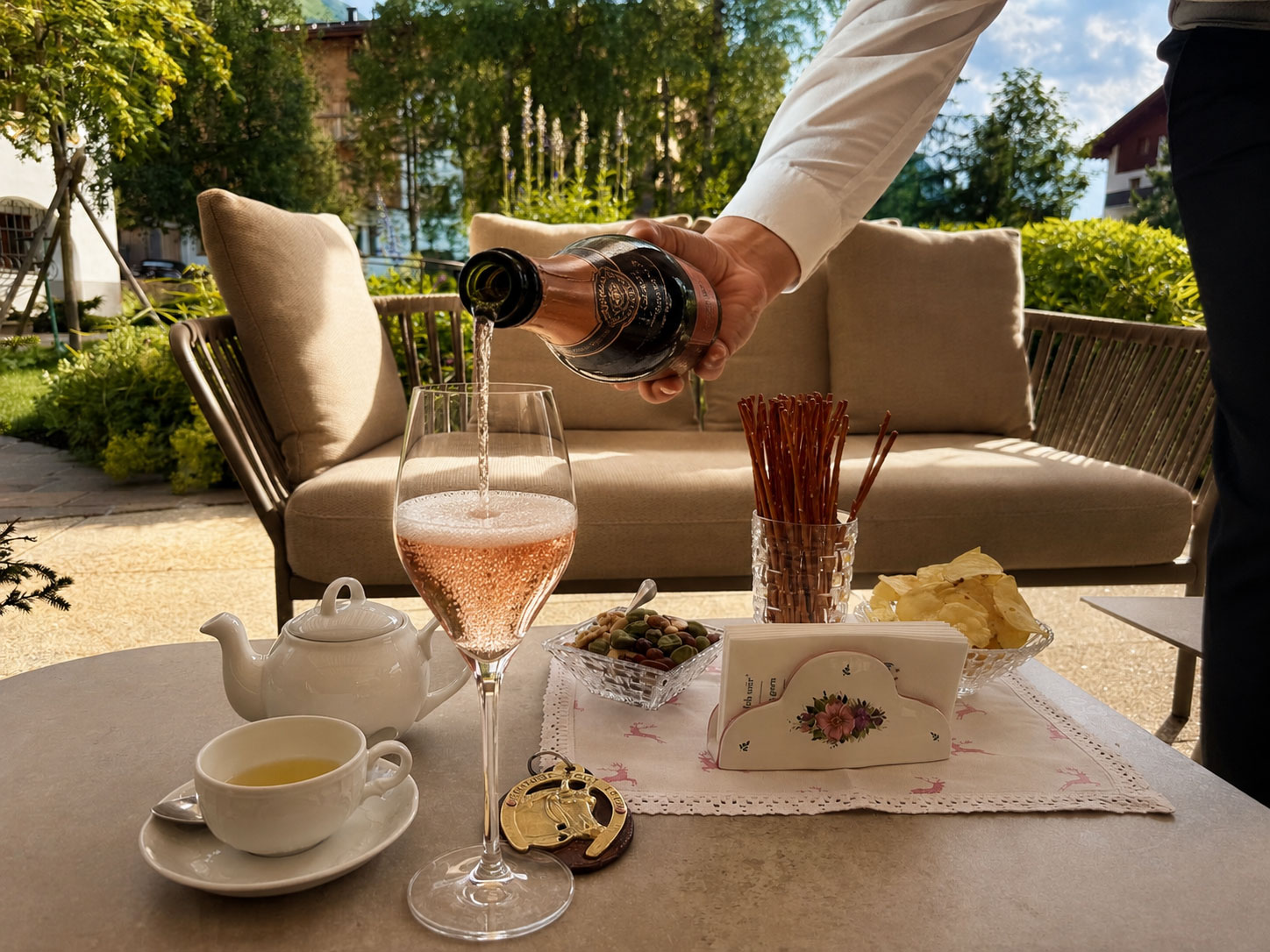 Champagner und Snacks auf der Terrasse