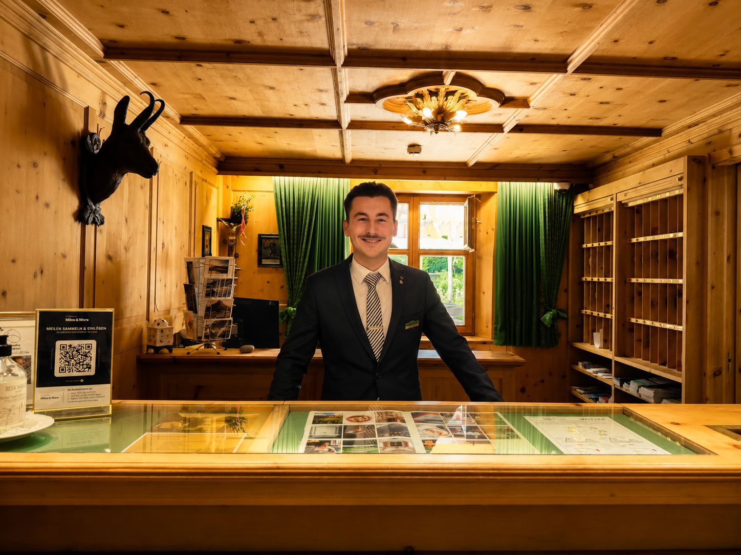 Rezeptionist in einem Holzinterieur.
