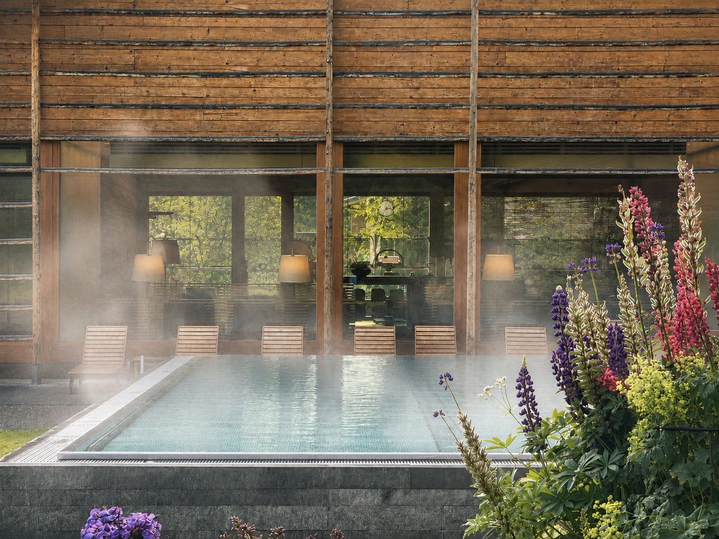 Eleganter Pool mit blühenden Pflanzen.