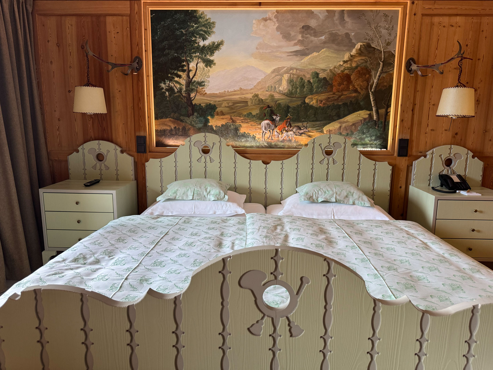 Gemütliches Zimmer mit Doppelbett.