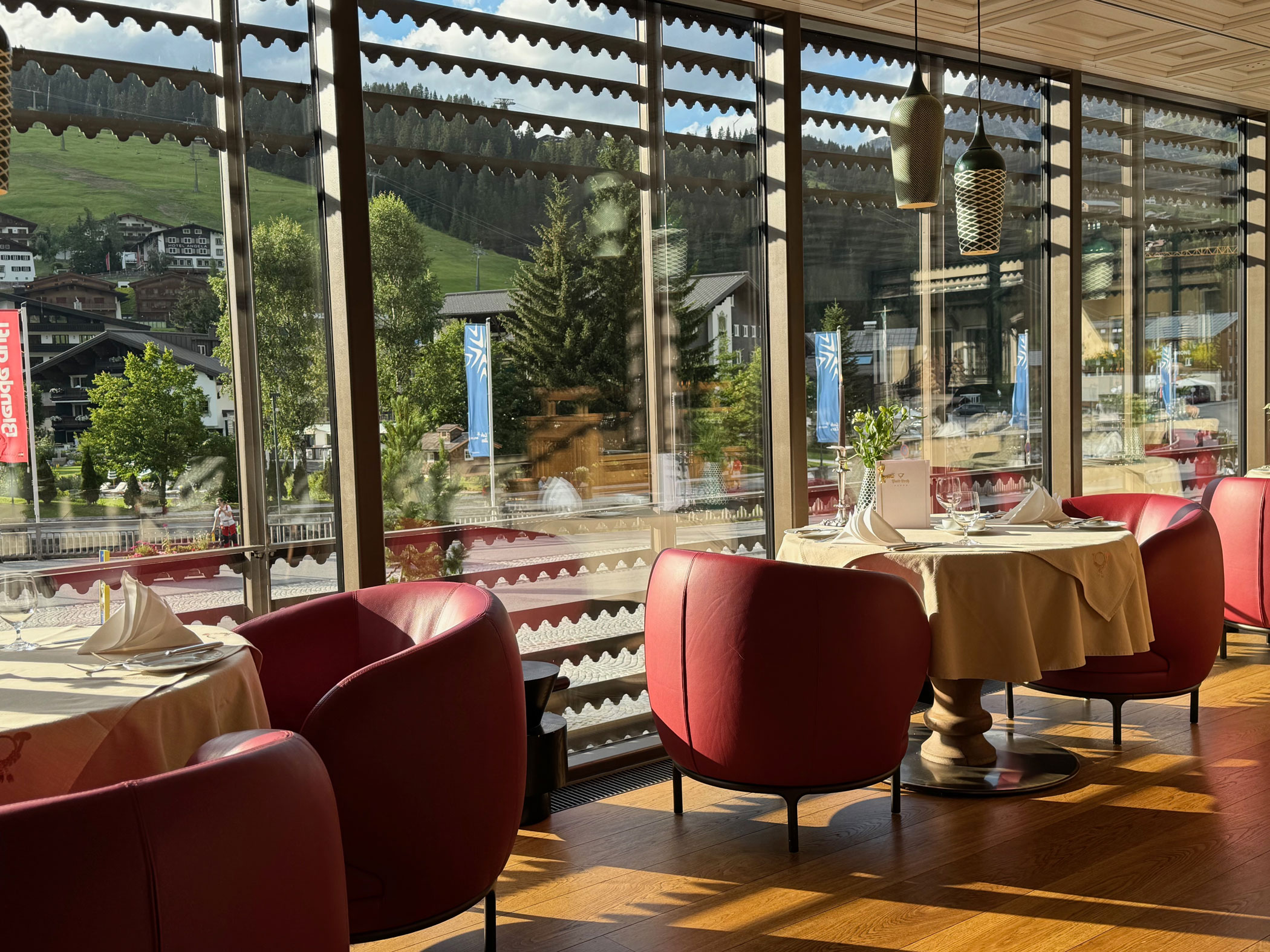 Helles Restaurant mit schöner Aussicht.