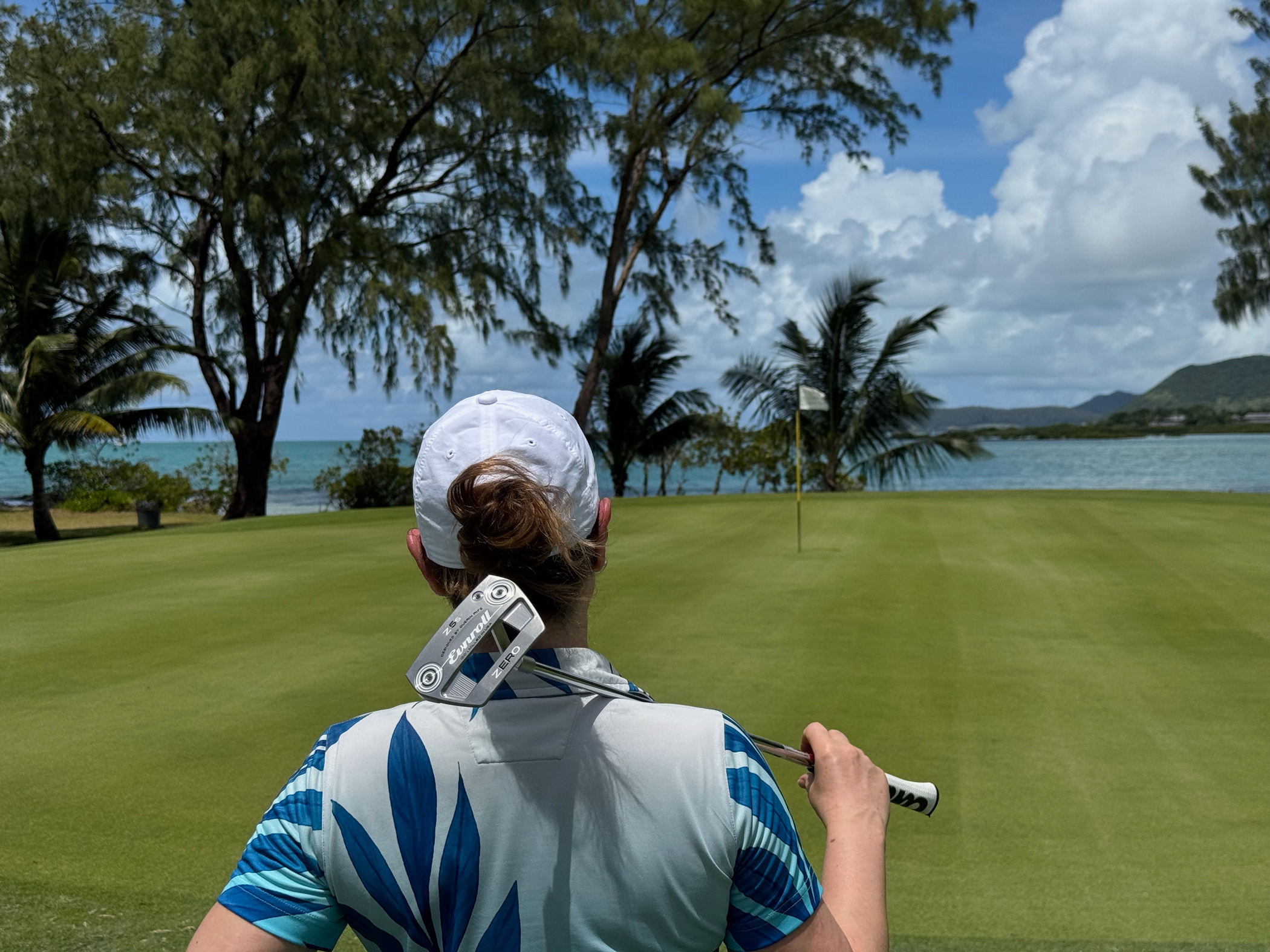 Golferin mit Blick aufs Meer