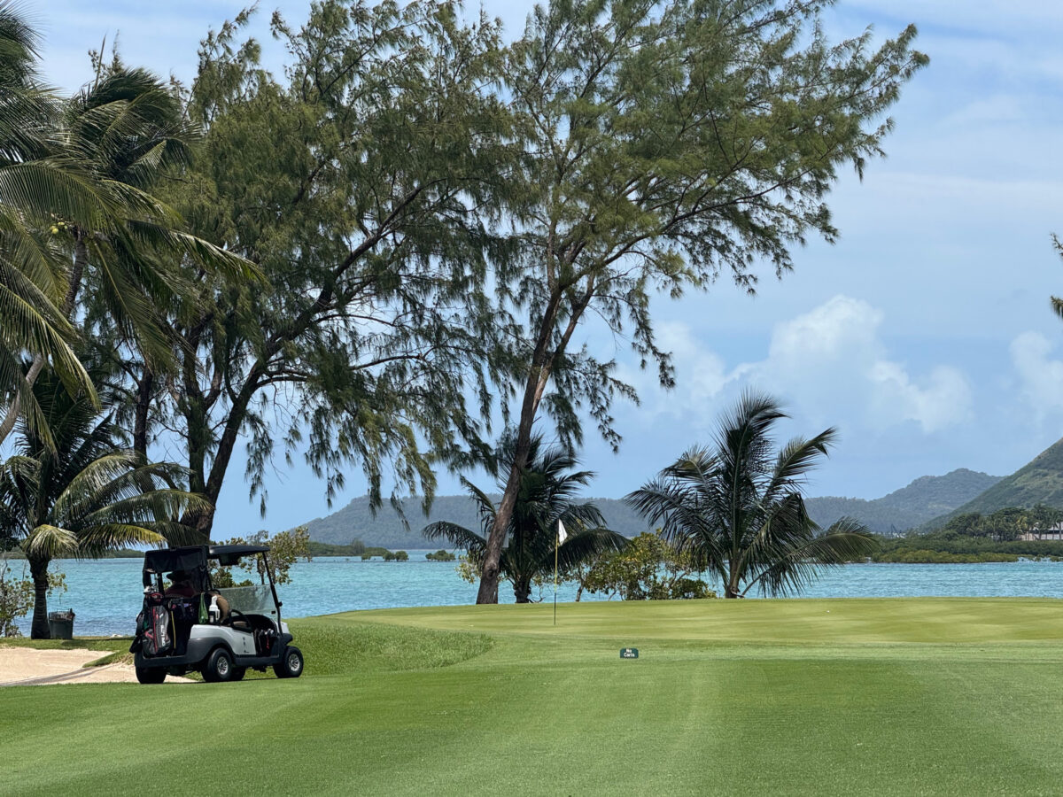 Golfbahn mit Meerblick im Île aux Cerfs Golf Club Mauritius