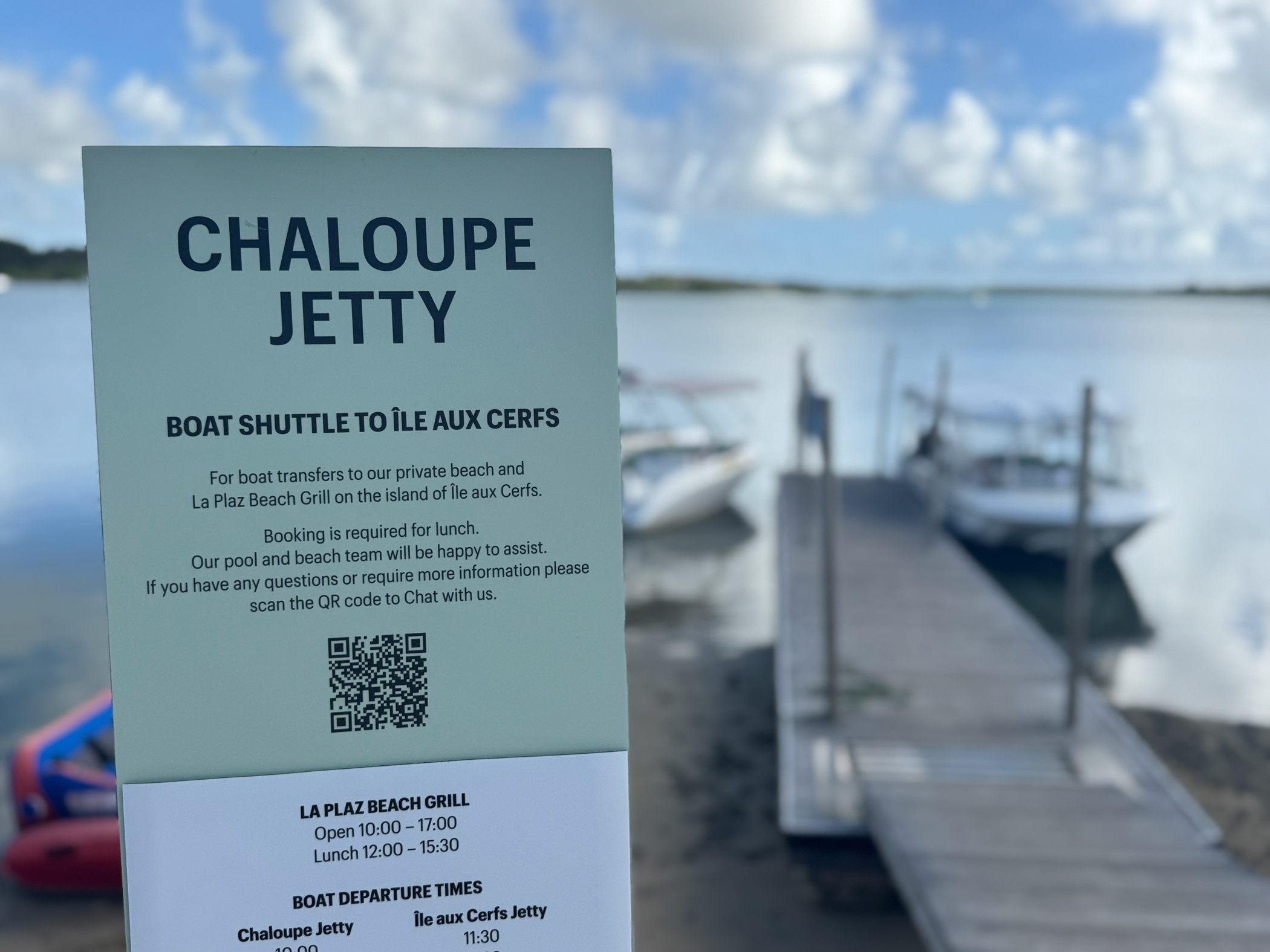 Schild am Chaloupe Jetty für den Bootstransfer nach Île aux Cerfs