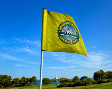 Gelbe Flagge Golfplatz Alcanada Mallorca