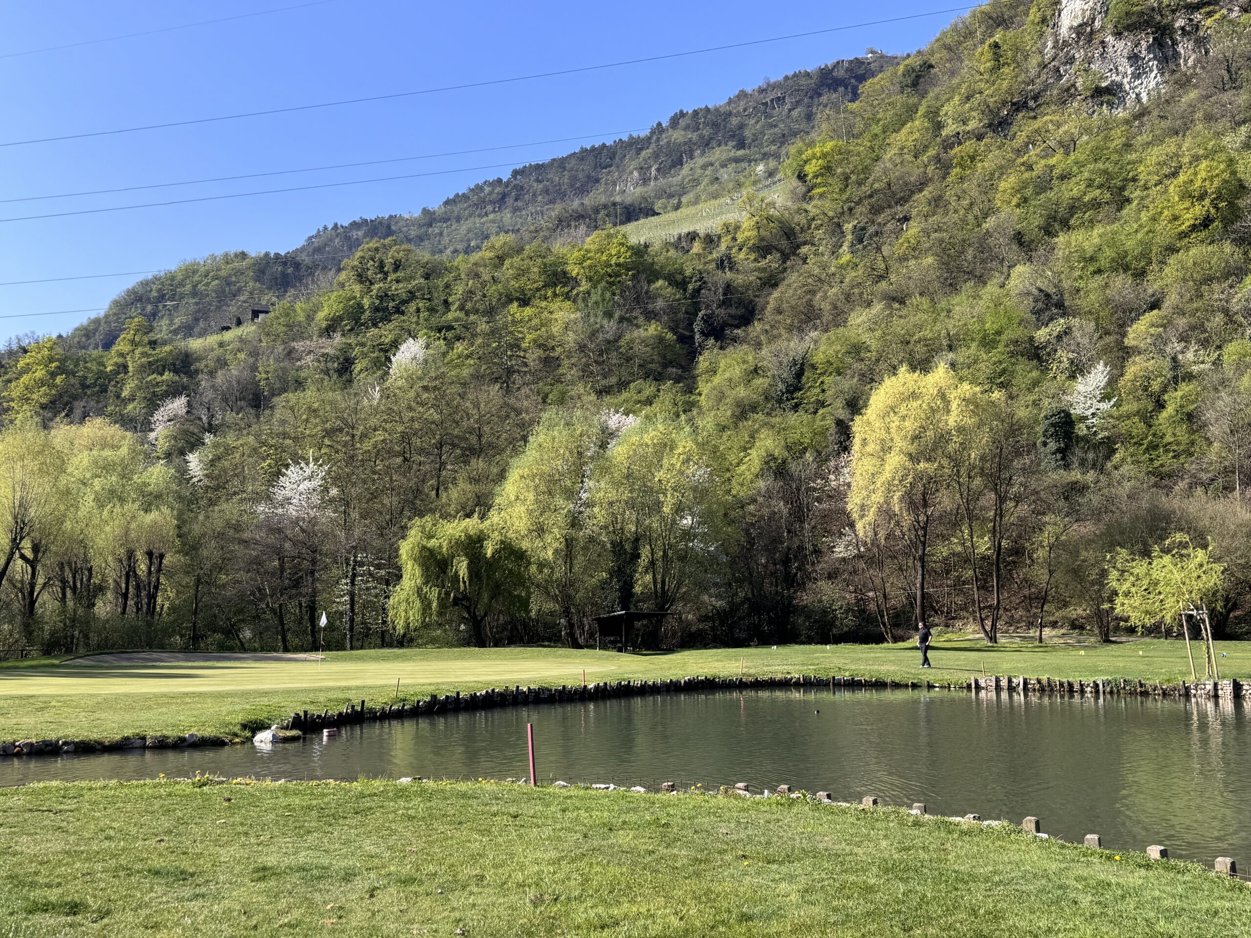 Golfplatz Lana Gutshof Brandis mit Aussicht auf die Berge