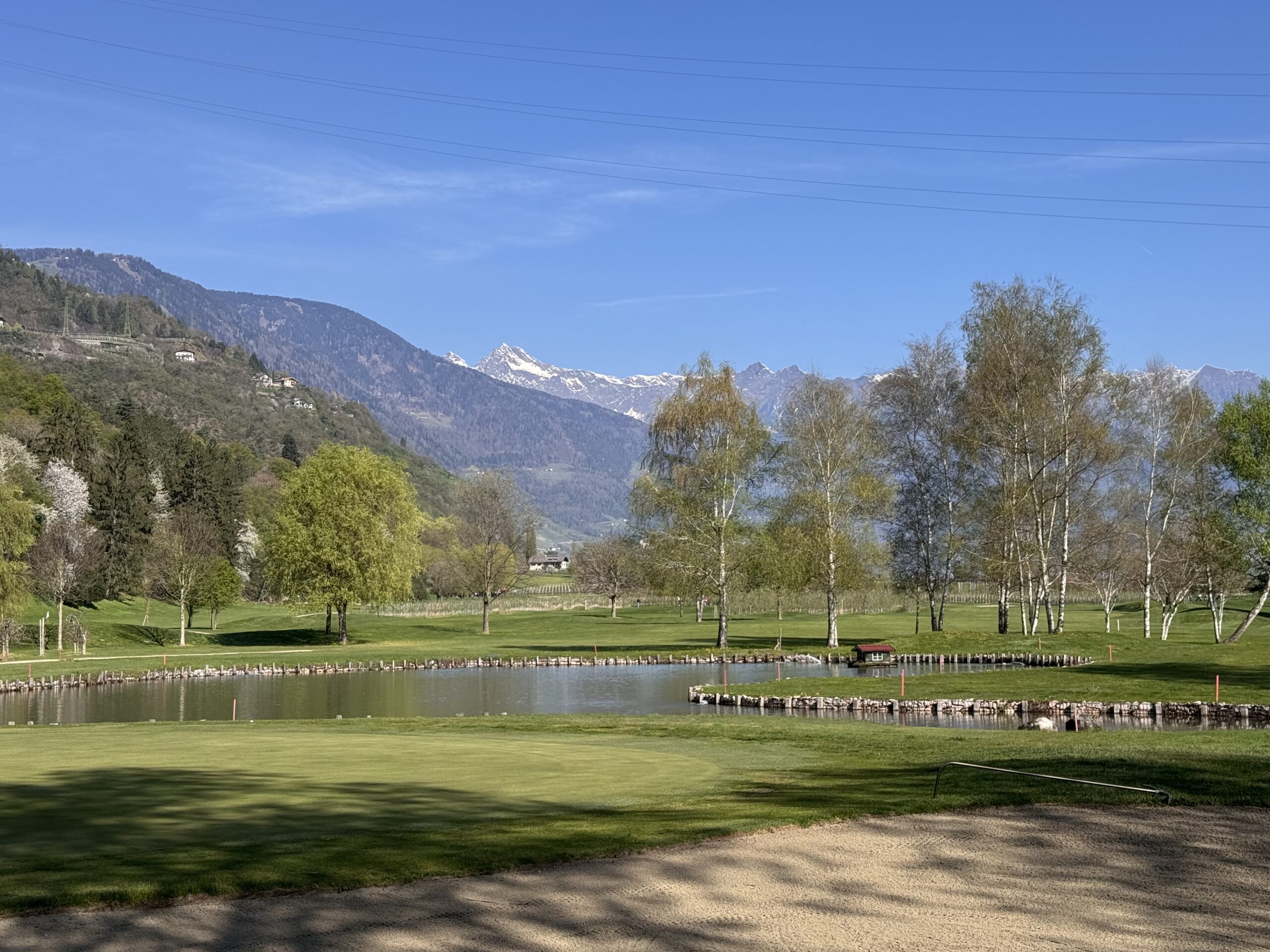Golfplatz Lana Gutshof Brandis mit Aussicht auf die Berge