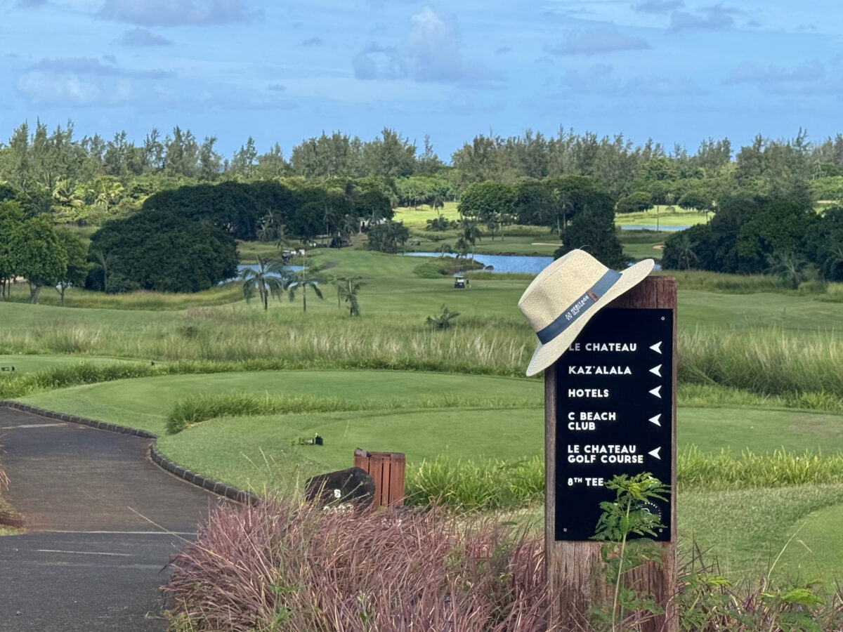 Wegweiser im Le Château Golf Course Mauritius mit Blick über Golfanlage