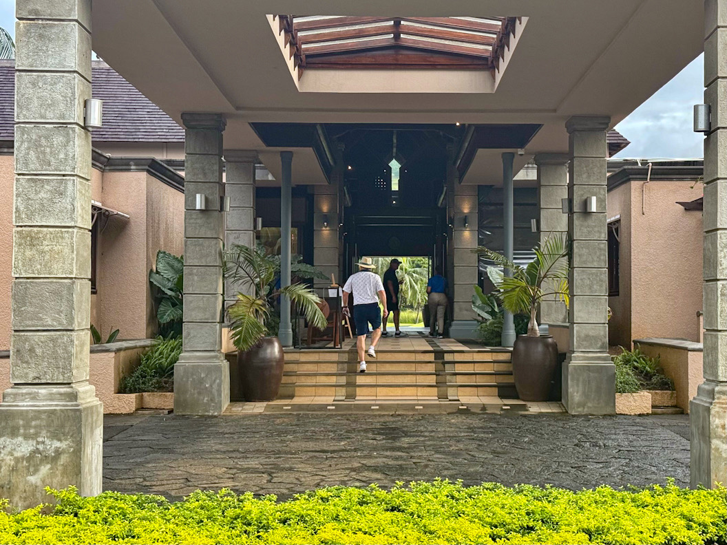 Eingang zum Clubhaus des Heritage Golf Club Mauritius am Le Château Golf Course