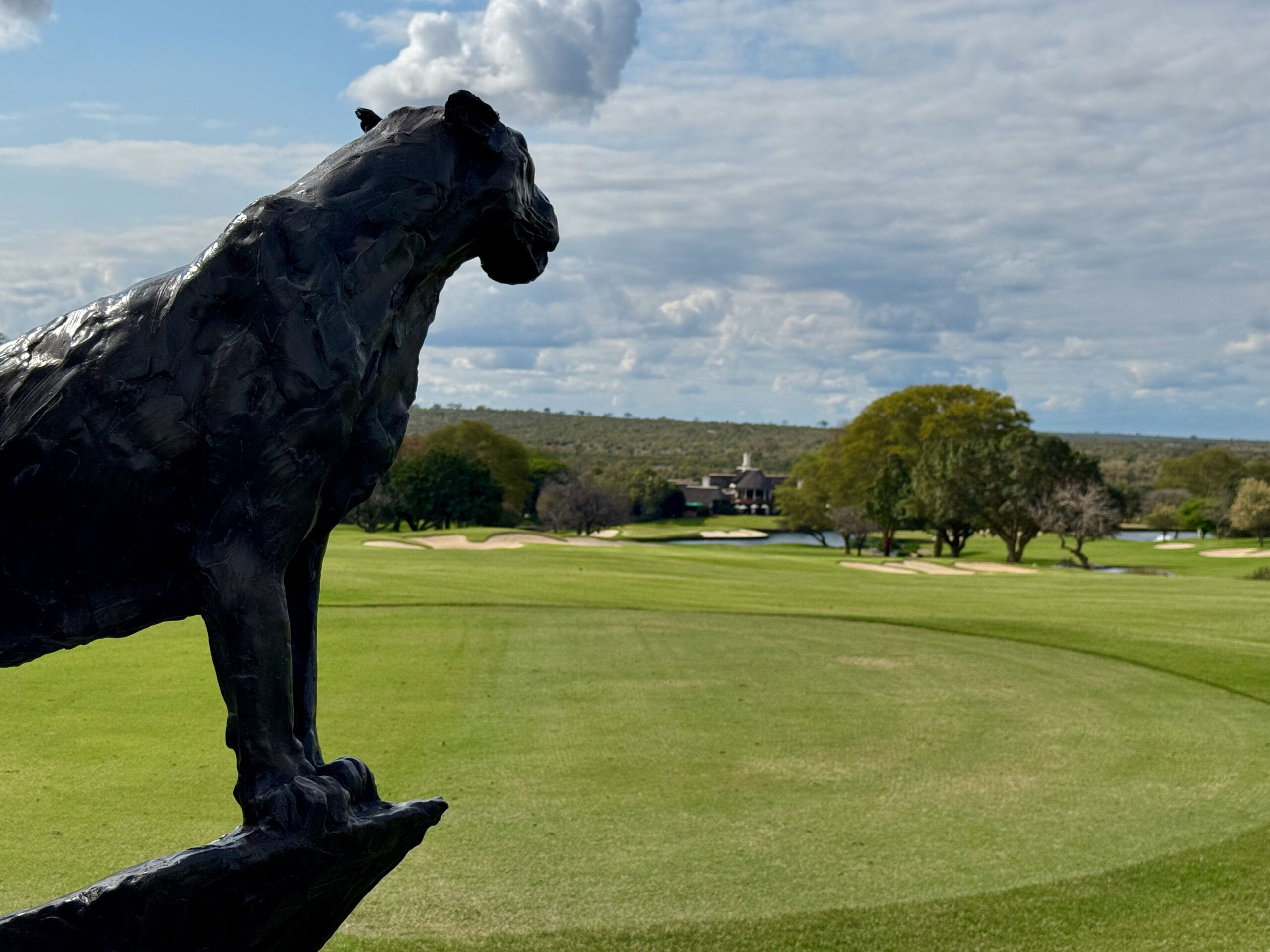 Leopardenskulptur von Dylan Lewis im Leopard Creek Country Club