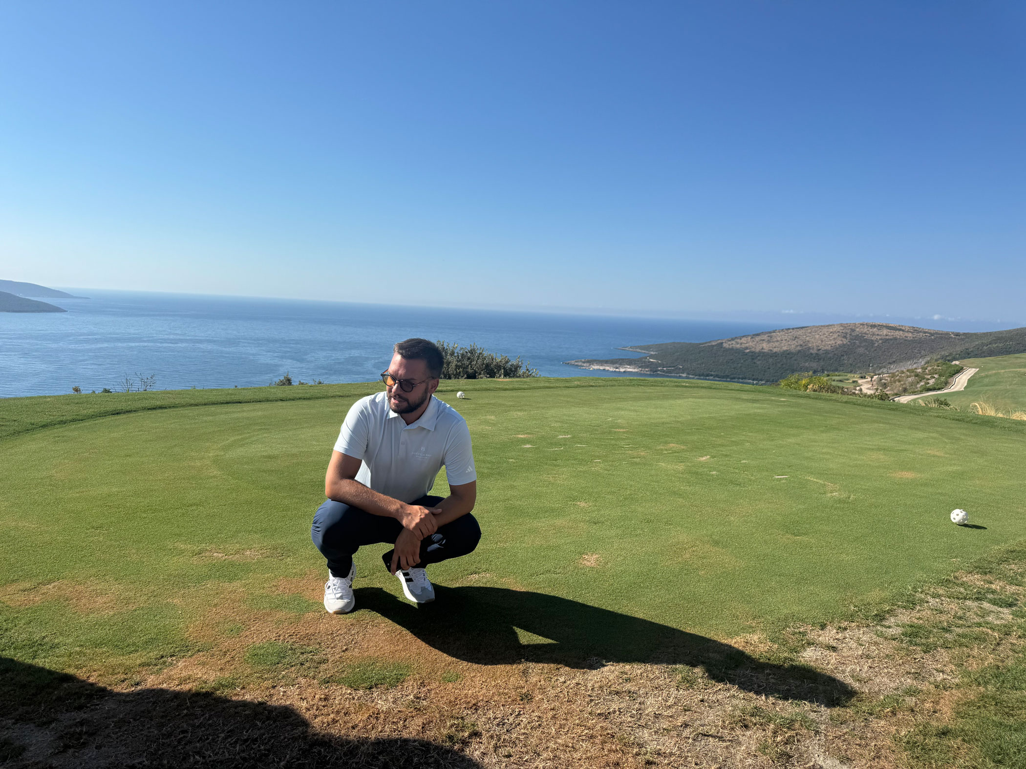 mann auf der teebox mit meerblick