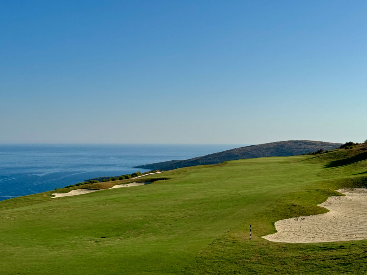 Fairway Luštica Bay Golf Club mit Segelbooten auf der Adria
