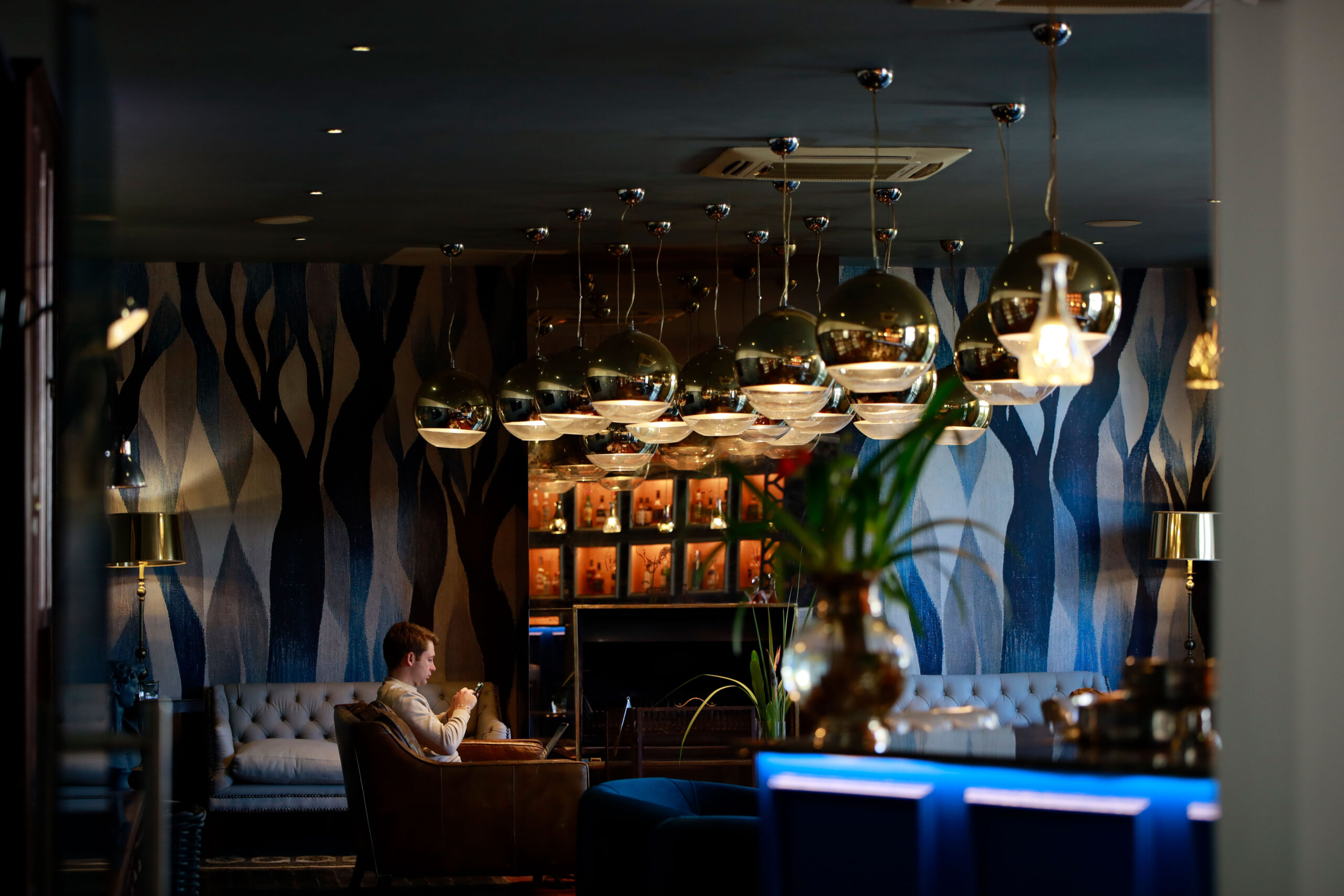 Elegante Lounge mit stilvollen Lampen.