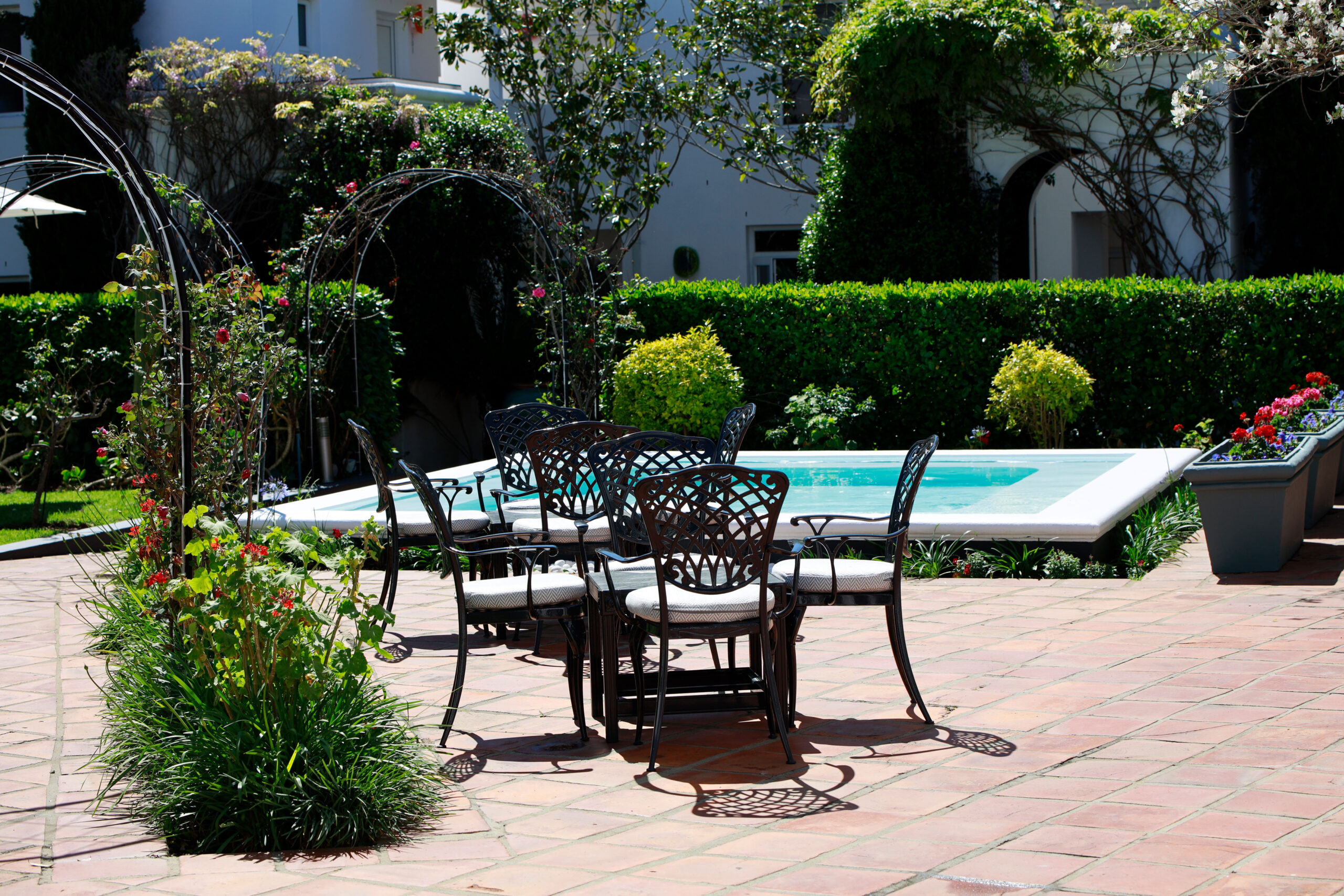 Sitzplatz am Pool mit Pflanzen