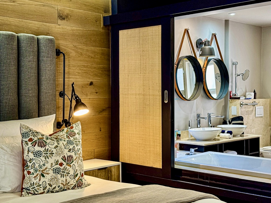 modernes Badezimmer und Bett im Boutique Hotel