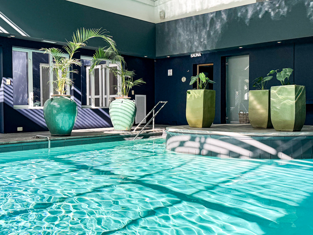 Indoor Pool in Türkis