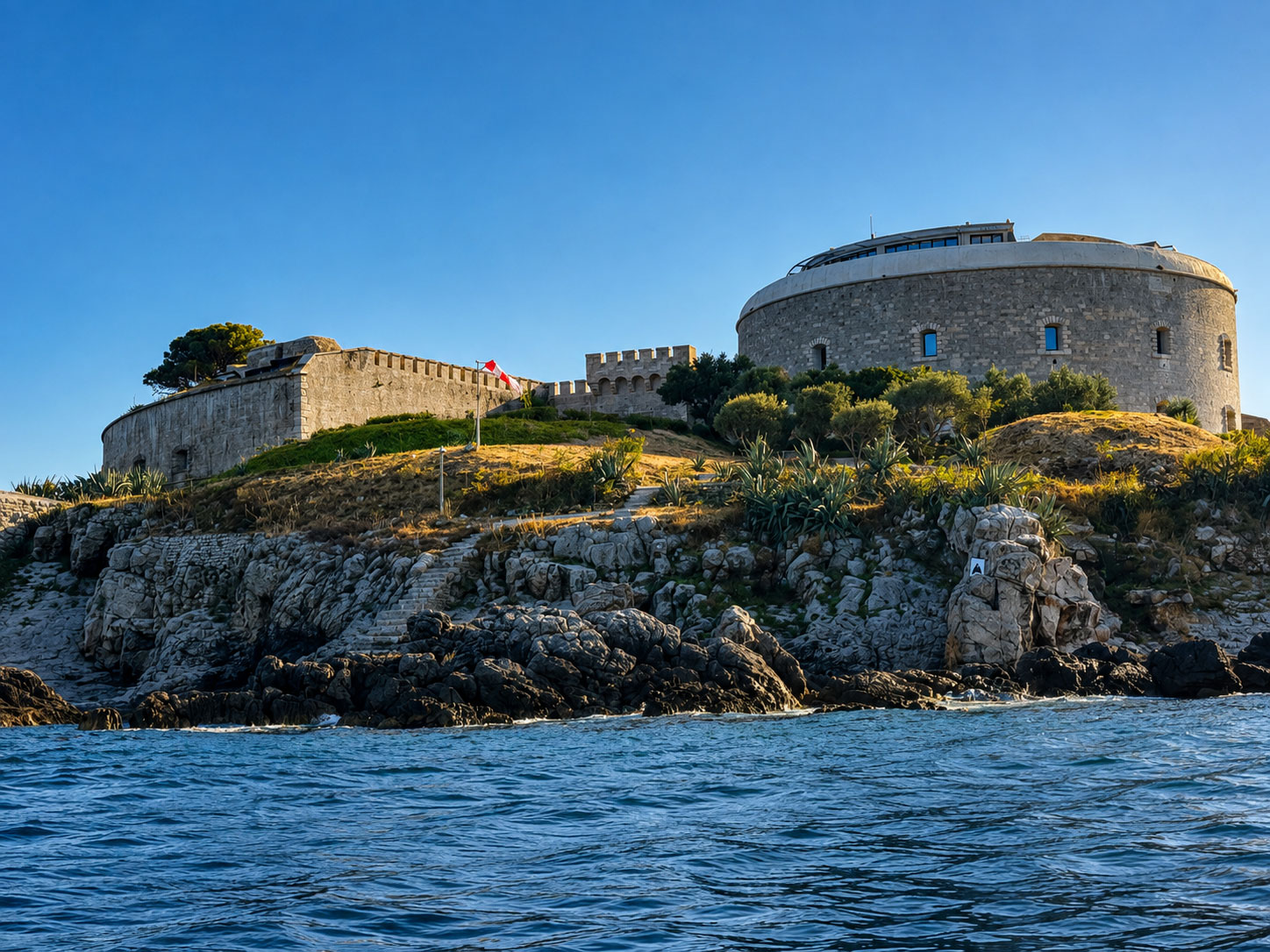 Mamula Island vom Boot aus