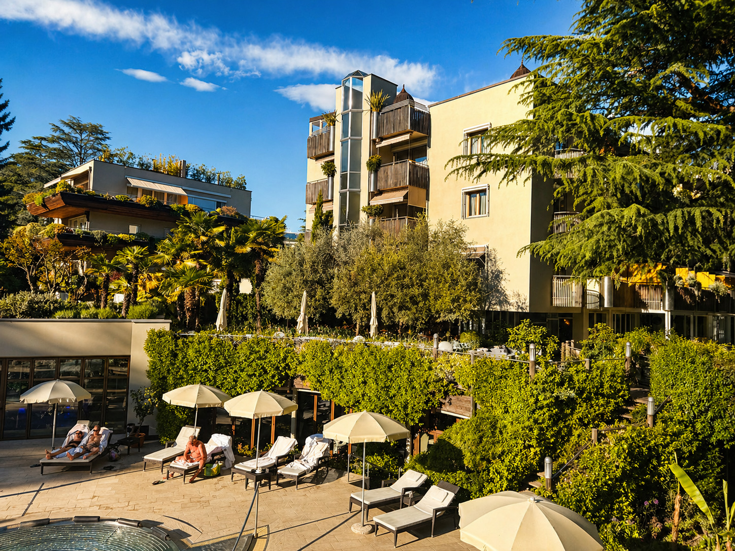 Schwimmbad mit Liegen und Bäumen